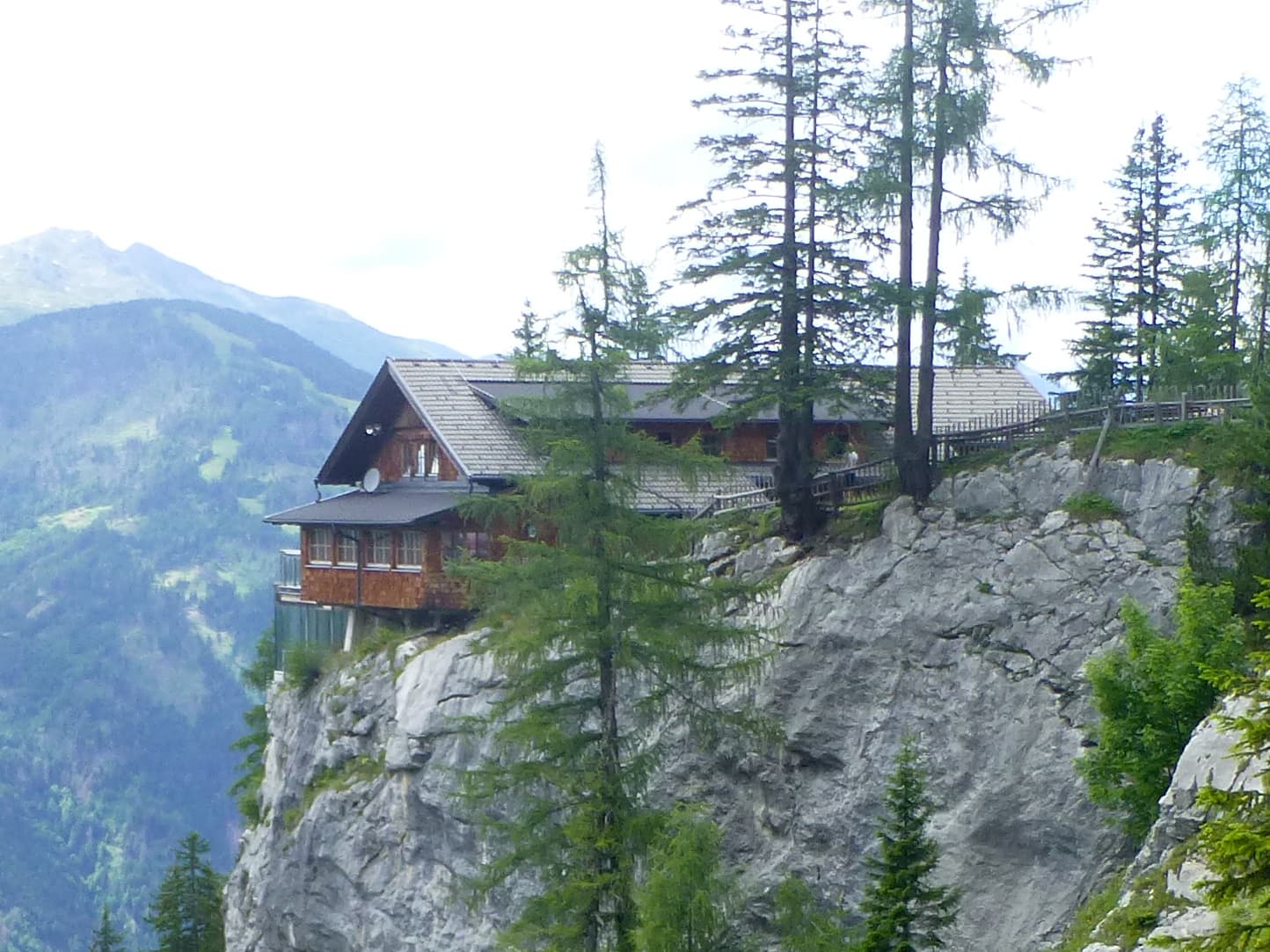 Dolomitenhütte (via Wikimedia Commons, CC BY-SA 4.0)