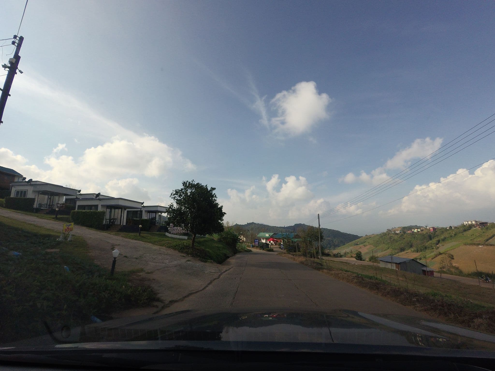 Street view near บ้านกลางหมอก, Ban I Loet — © mishari (CC BY-SA · Mapillary)