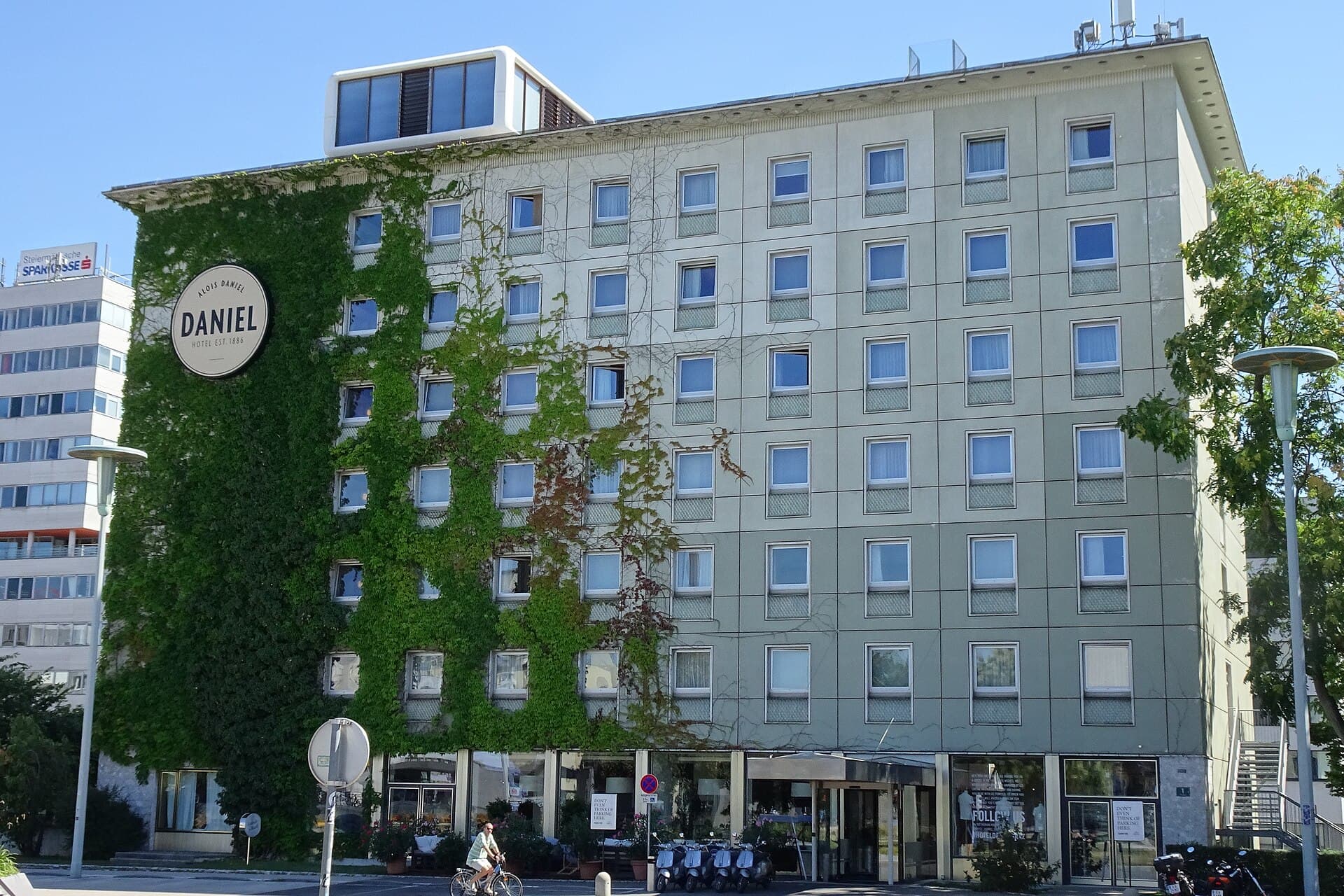 Hotel Daniel (via Wikimedia Commons, CC BY-SA 4.0)