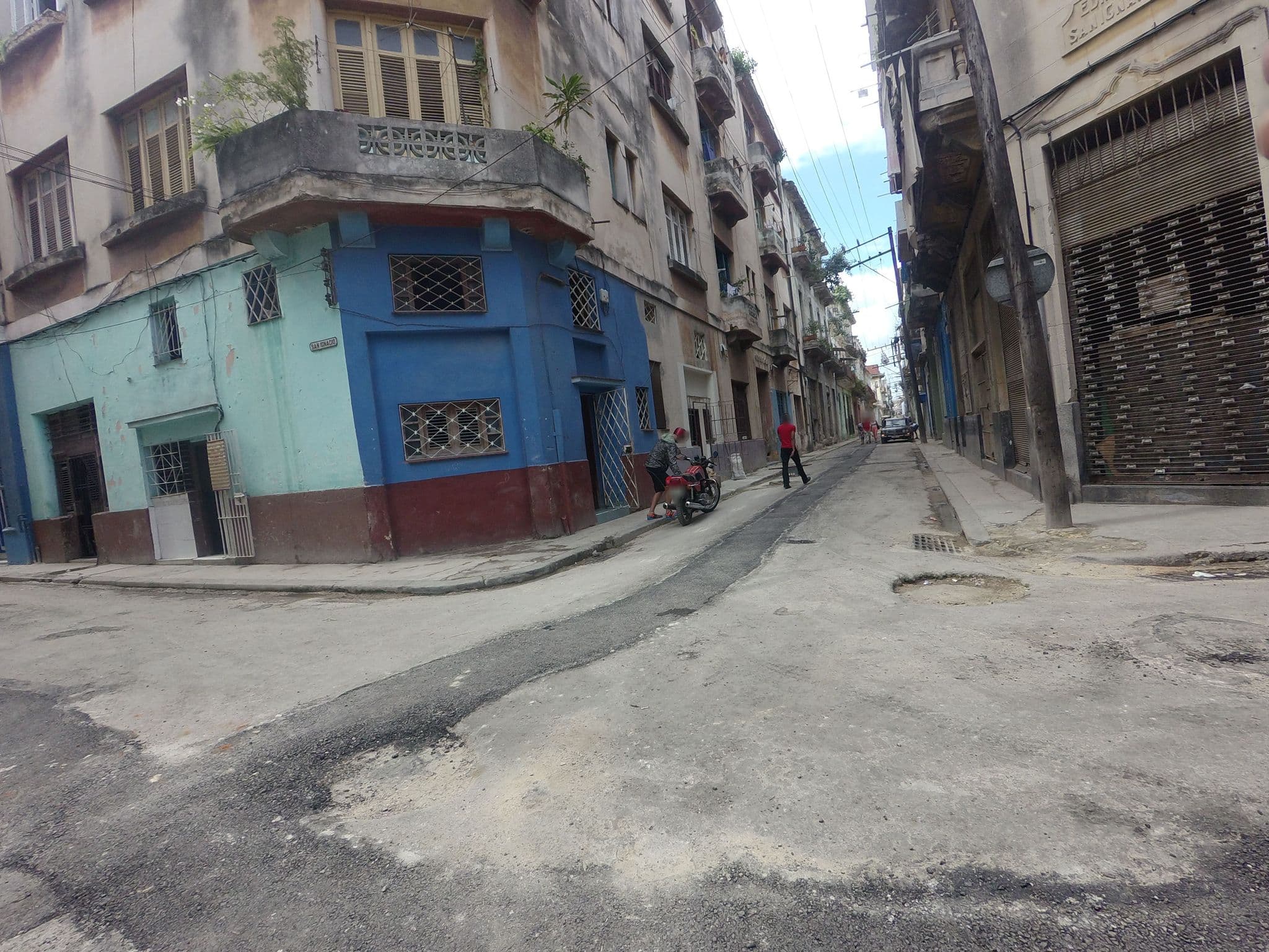 Street view near Oporto, La Habana Vieja