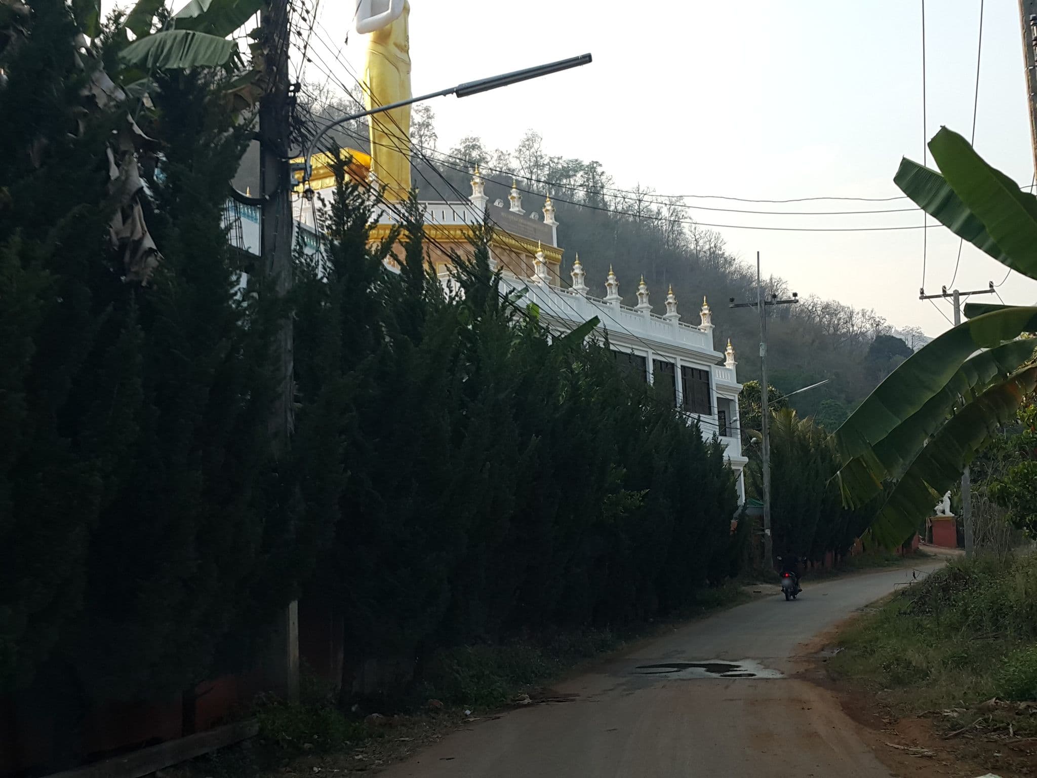 Street view near Chang Noi Village, Chiang Mai — © jrcarlsen (CC BY-SA · Mapillary)
