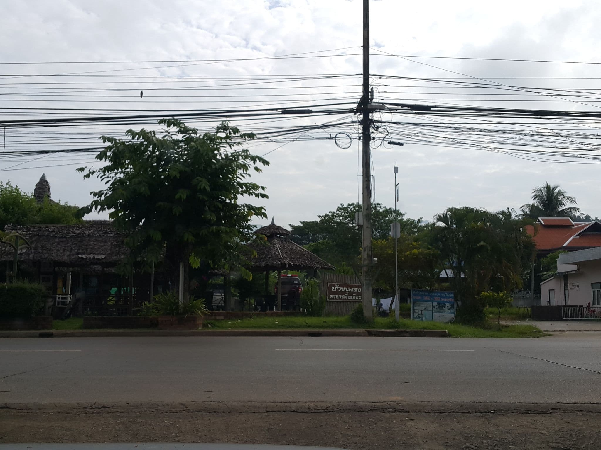 Street view near โรงแรมแม่ฮ่องสอนเมาท์เท่นอินน์, Mae Hong Son — © jrcarlsen (CC BY-SA · Mapillary)