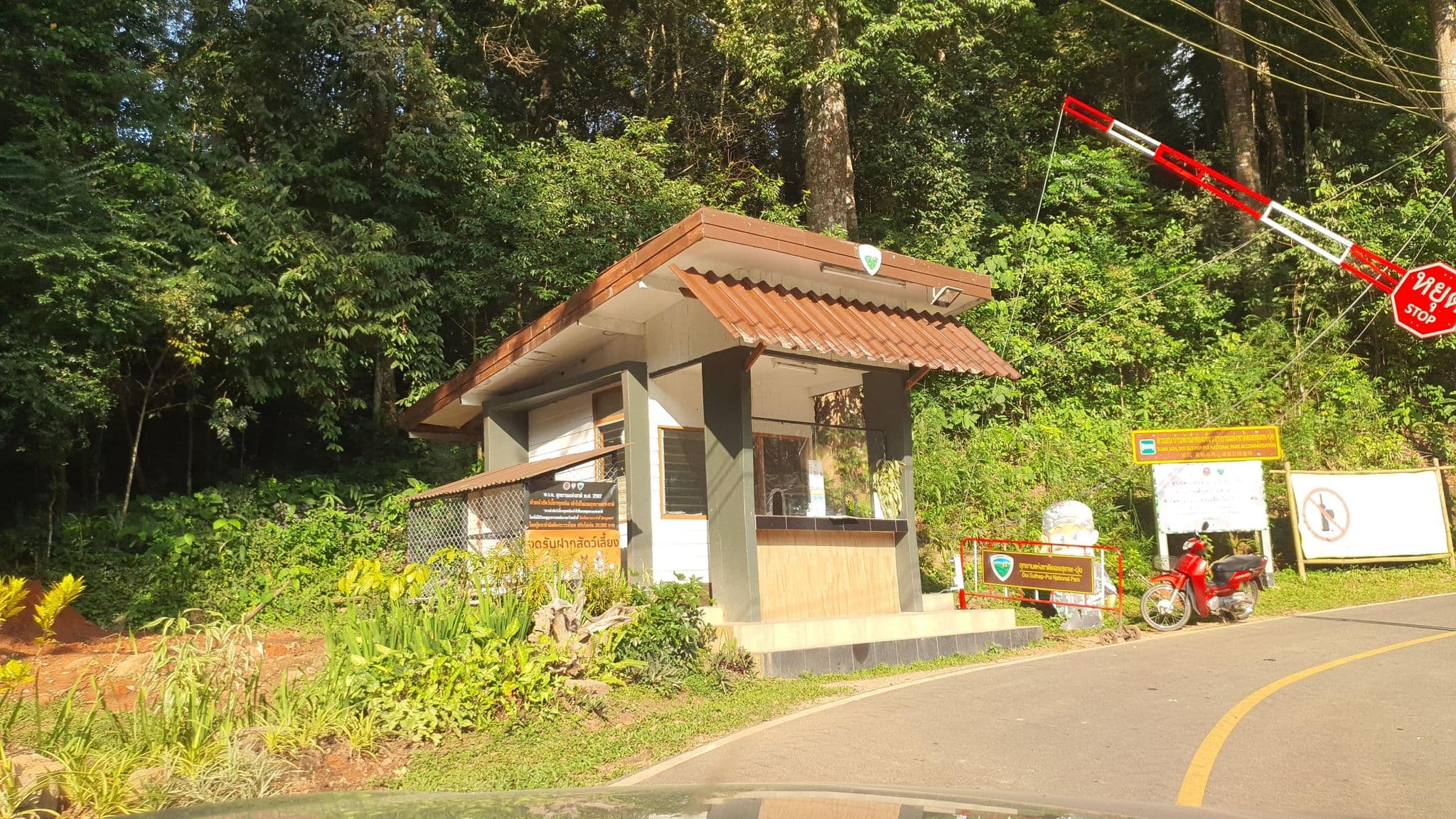 Street view near บ้านพักอุทยานแห่งชาติดอยสุเทพ - ปุย (Doi Suthep - Pui National Park Resort), Chiang Mai — © jrcarlsen (CC BY-SA · Mapillary)