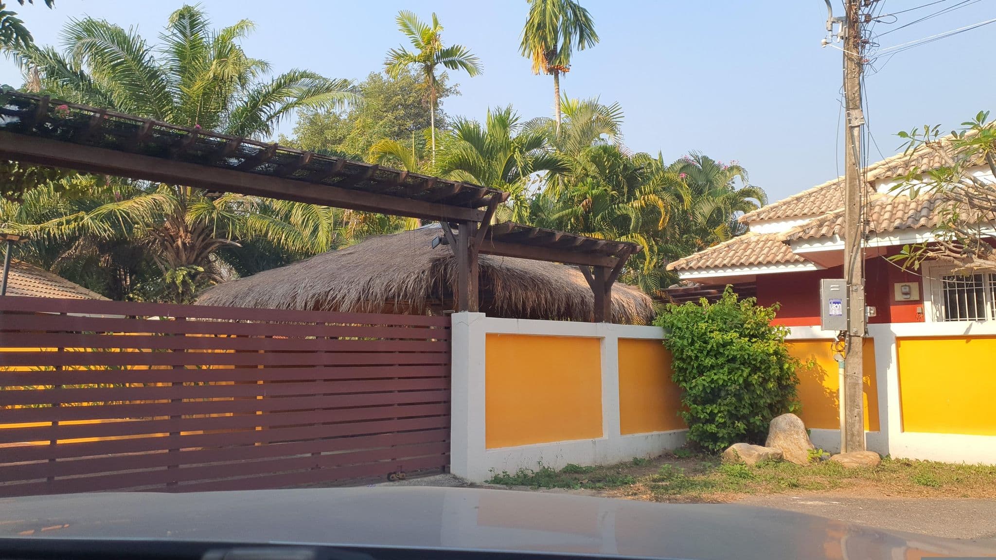 Street view near Marco Polo's Pool House, Hang Dong — © jrcarlsen (CC BY-SA · Mapillary)
