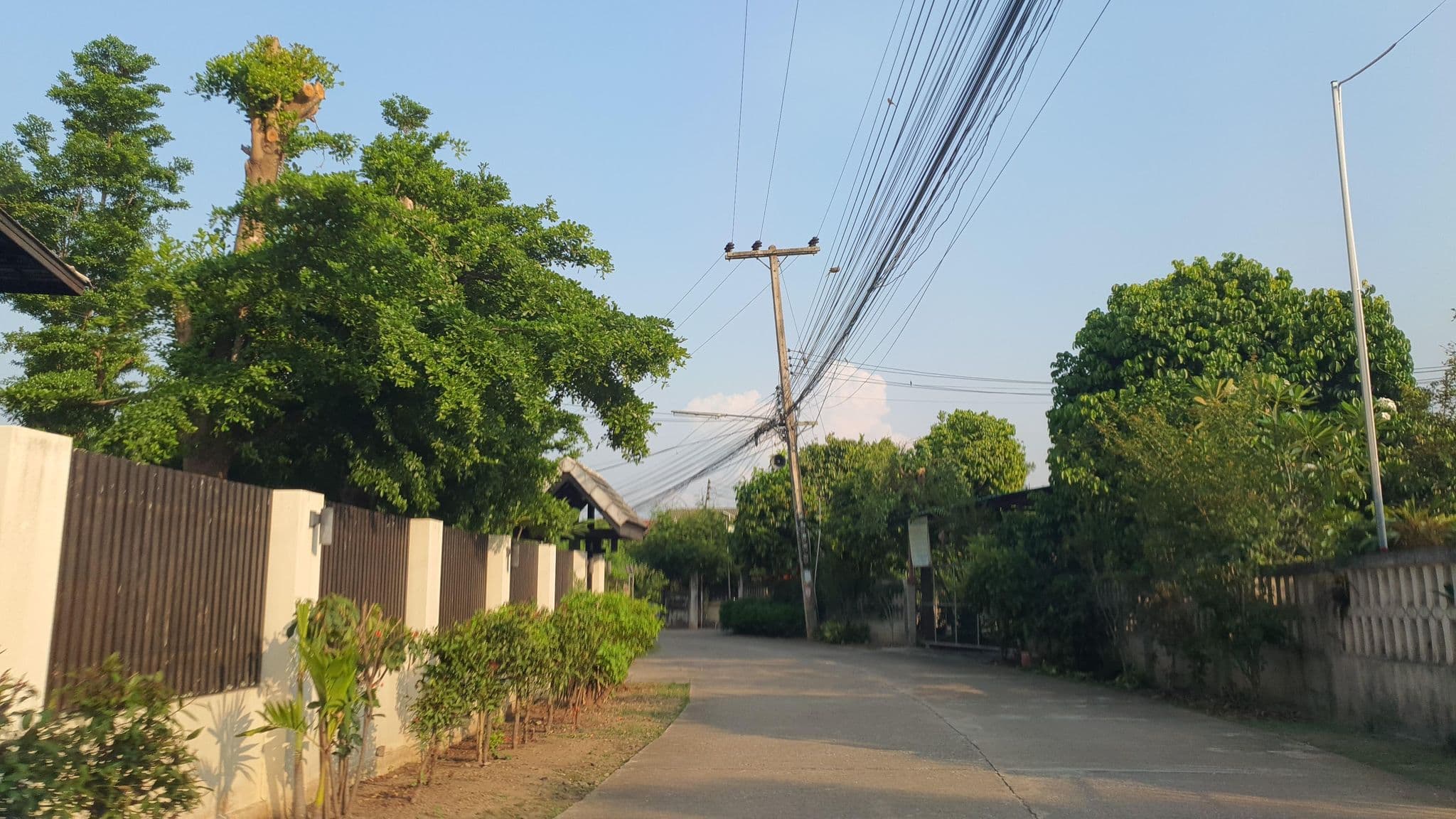 Street view near เฮือนมูลเมือง โฮมสเตยฺ, San Pa Tong — © jrcarlsen (CC BY-SA · Mapillary)