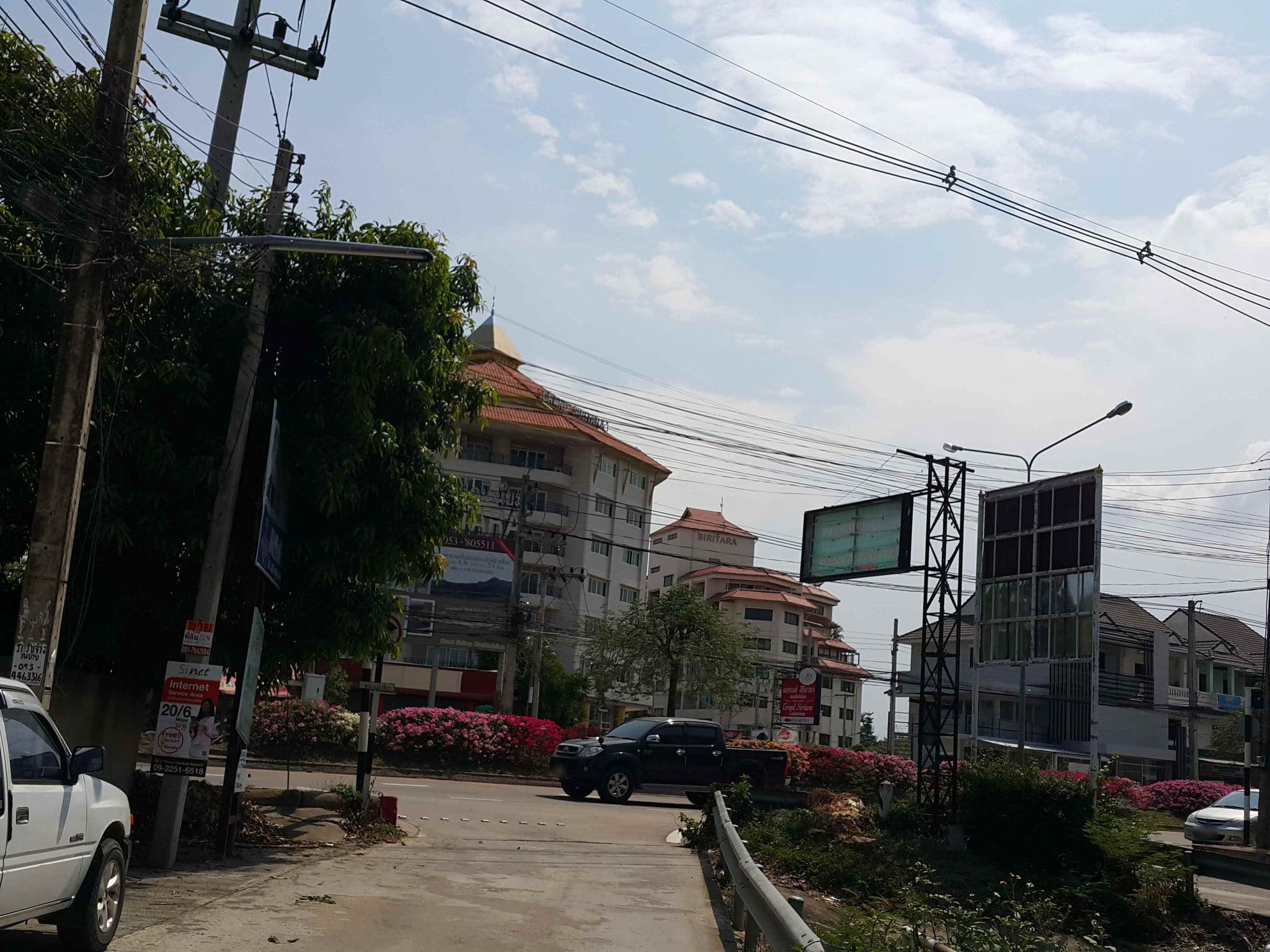 Street view near ตำหนักคำ, Chiang Mai — © jrcarlsen (CC BY-SA · Mapillary)