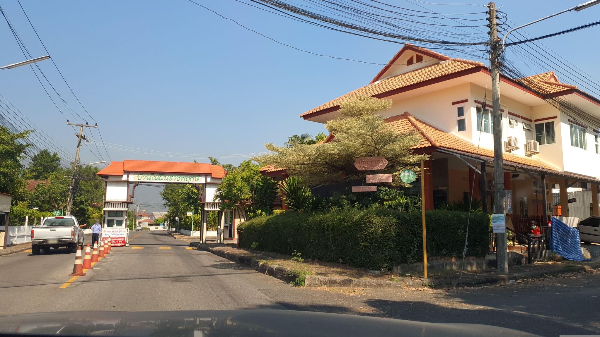 Street view near บ้านท้ายวัง, Hang Dong — © jrcarlsen (CC BY-SA · Mapillary)