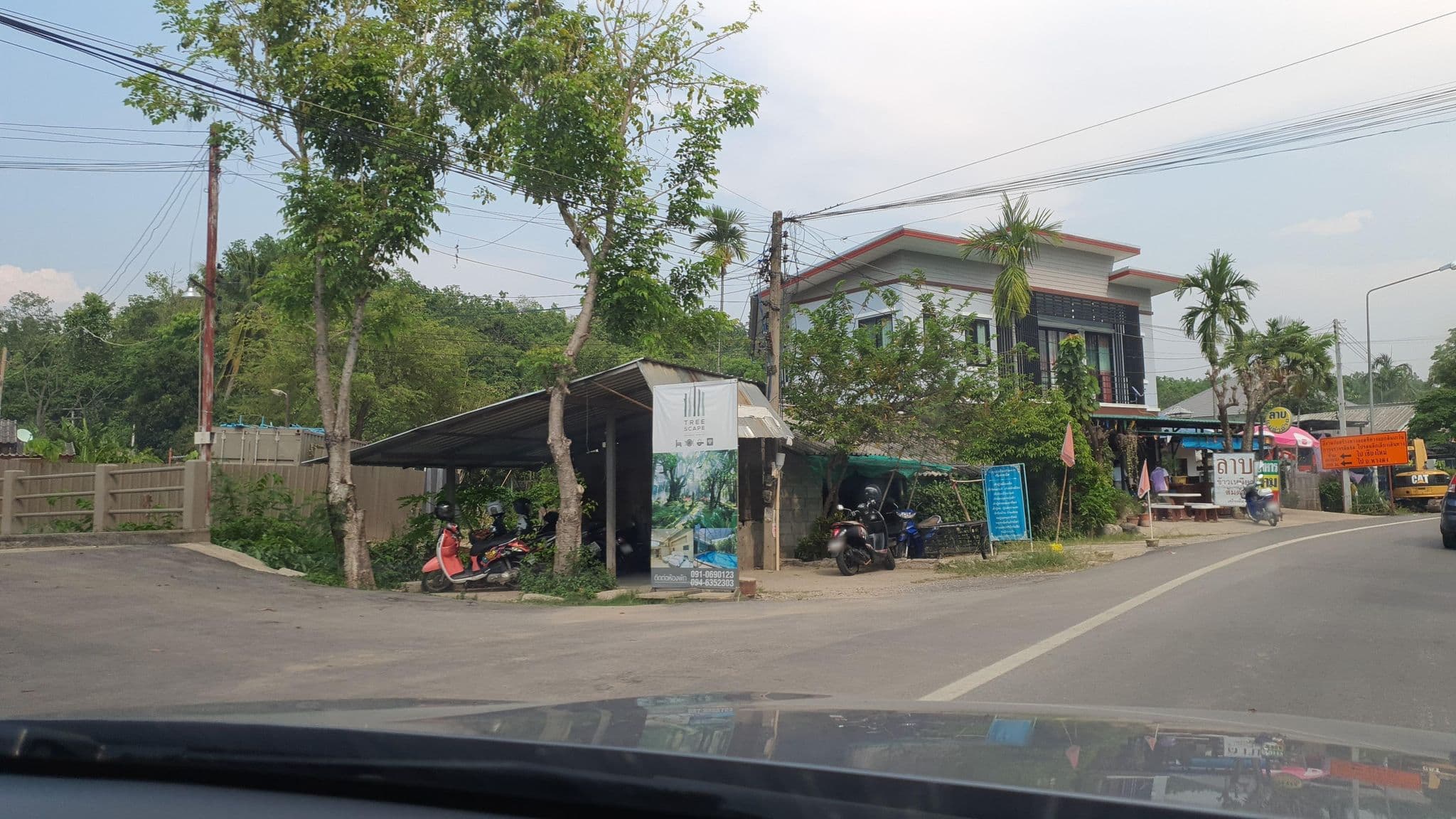 Street view near Fondcome Village Resort Chiang Mai, Hang Dong — © jrcarlsen (CC BY-SA · Mapillary)