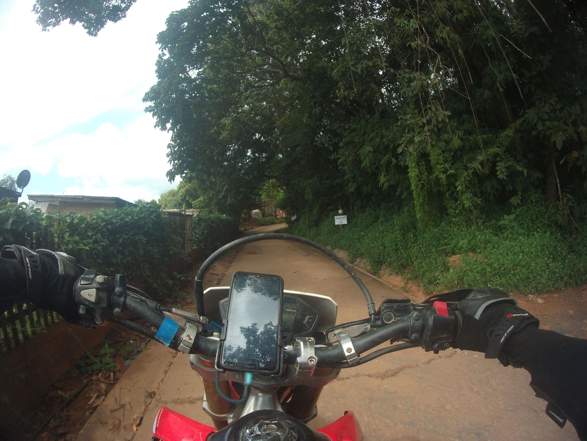 Street view near Wow Da Resort, Ban Mae Waen — © julcnx (CC BY-SA · Mapillary)