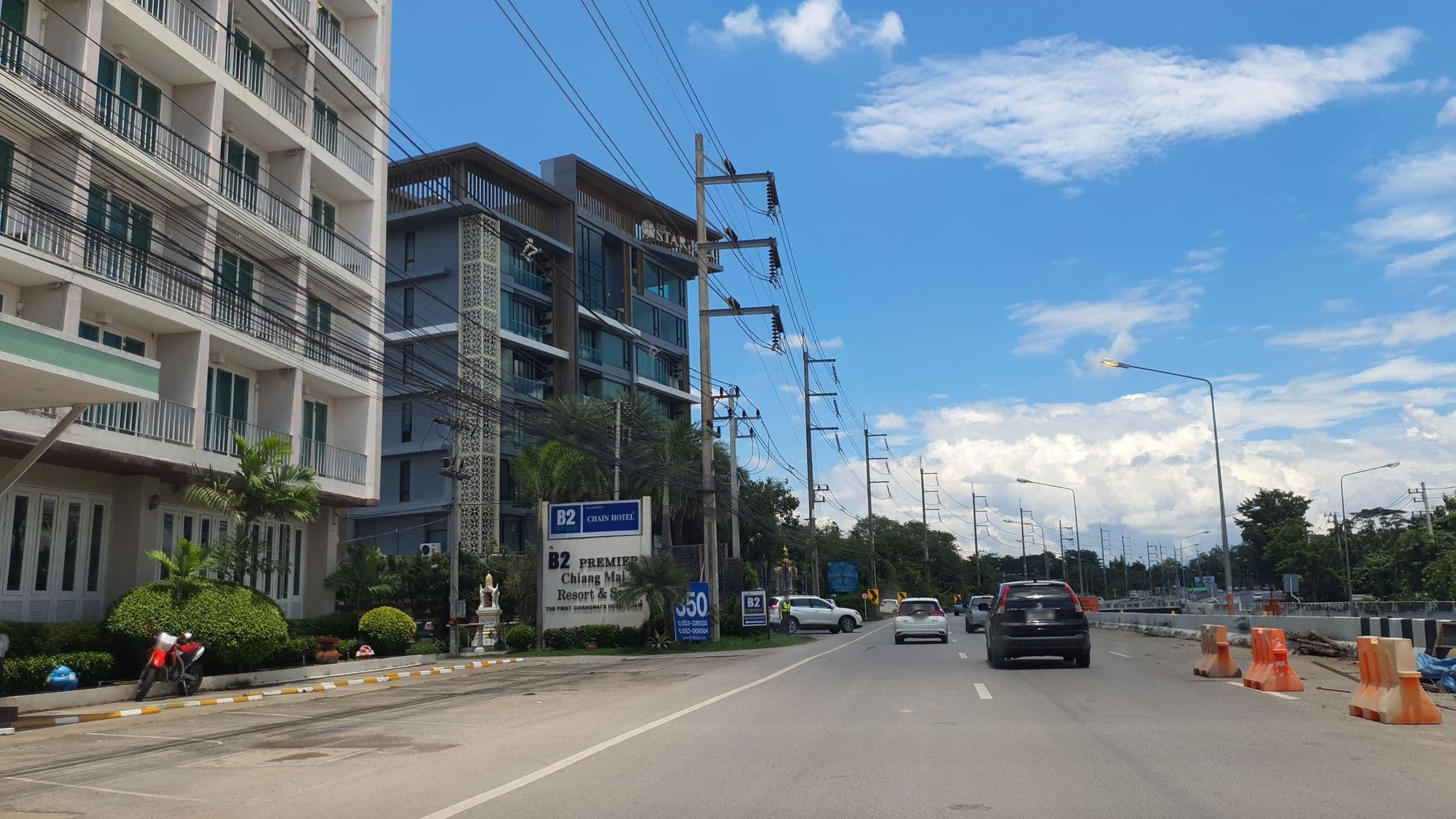 Street view near B2 Premier Chiangmai Resort & Spa, Chiang Mai — © jrcarlsen (CC BY-SA · Mapillary)