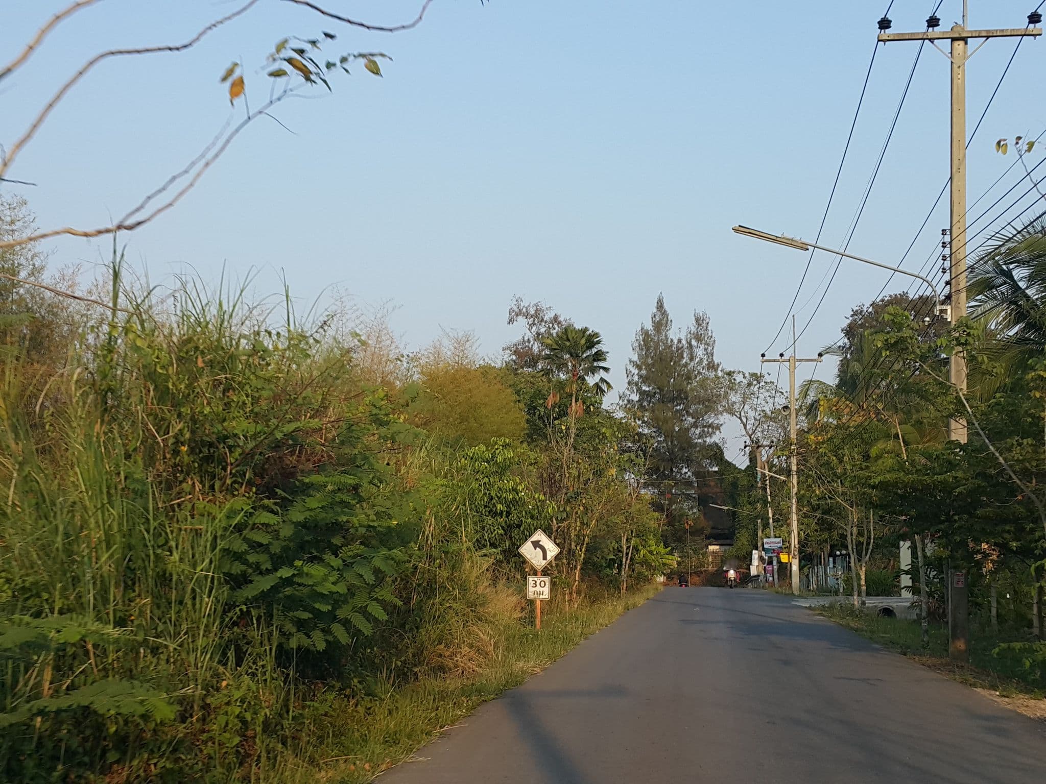 Street view near Ramrin wana, Chiang Mai — © jrcarlsen (CC BY-SA · Mapillary)