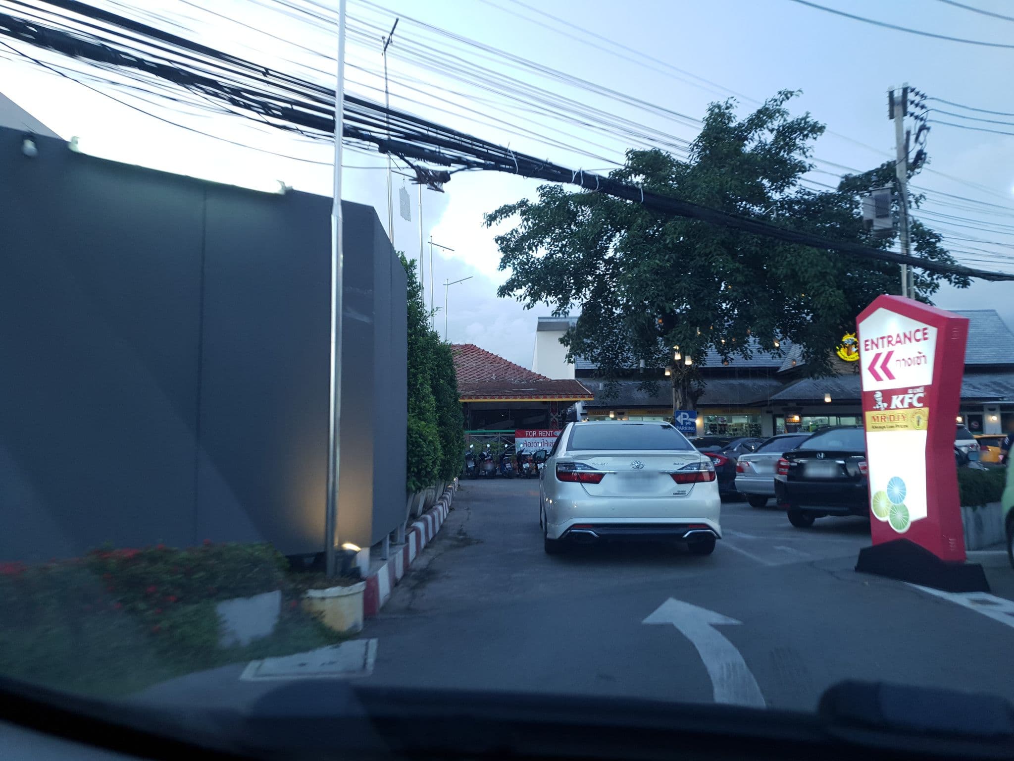 Street view near Nugent Waterside, Hang Dong — © silamanee (CC BY-SA · Mapillary)