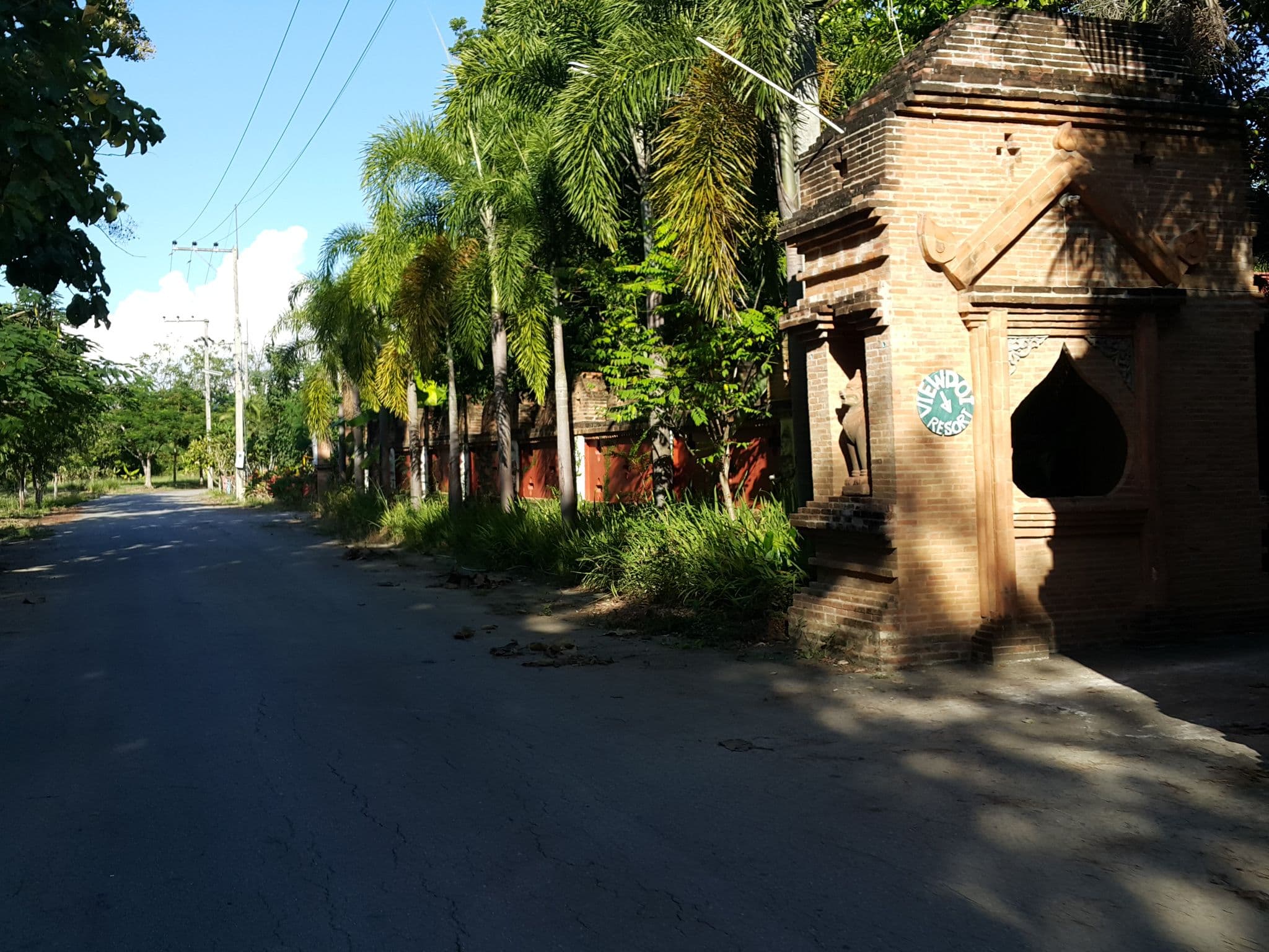 Street view near วิวดอย อาร์ท แอนด์ รีสอร์ท, San Kamphaeng — © jrcarlsen (CC BY-SA · Mapillary)