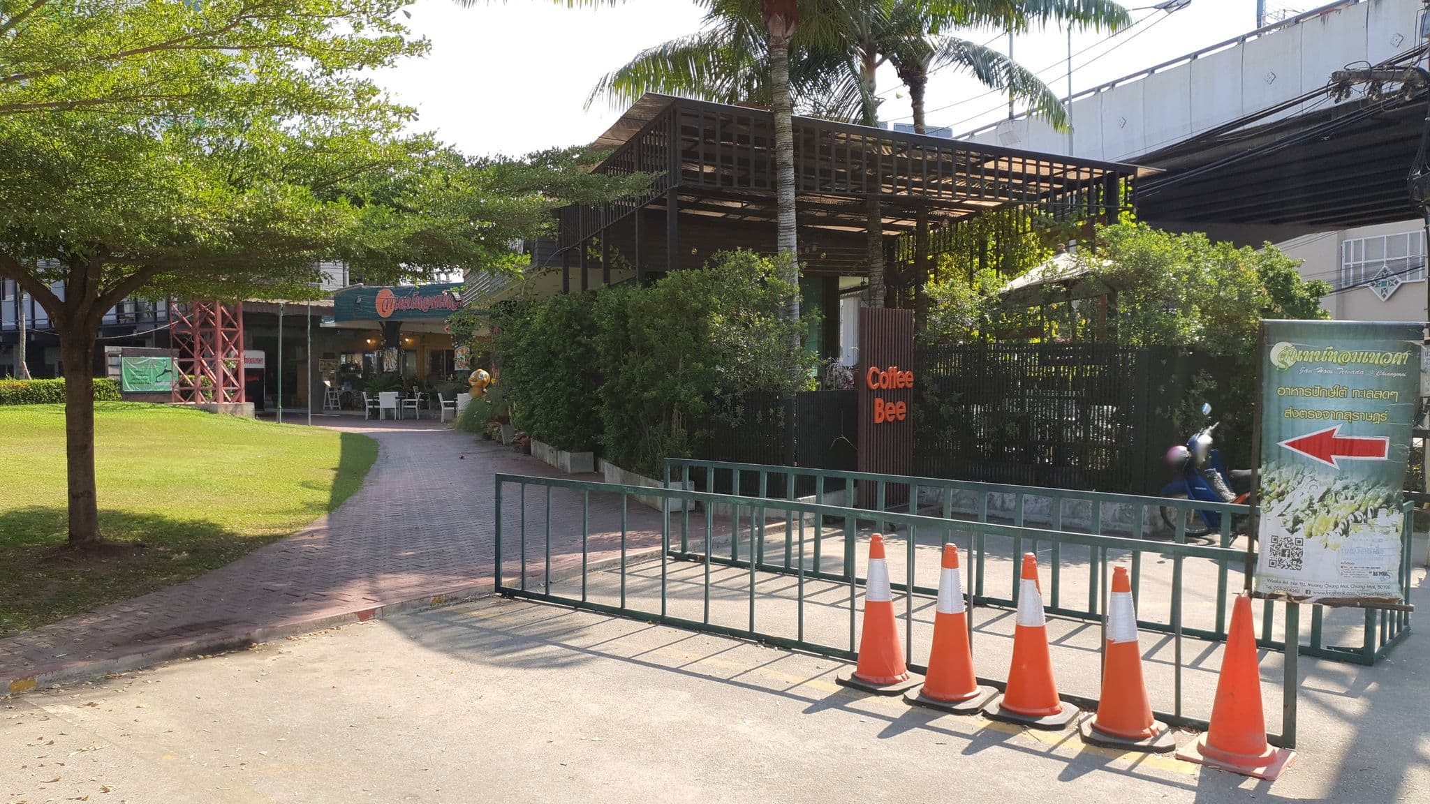 Street view near เดอะเรสซิเดนท์, Chiang Mai — © jrcarlsen (CC BY-SA · Mapillary)