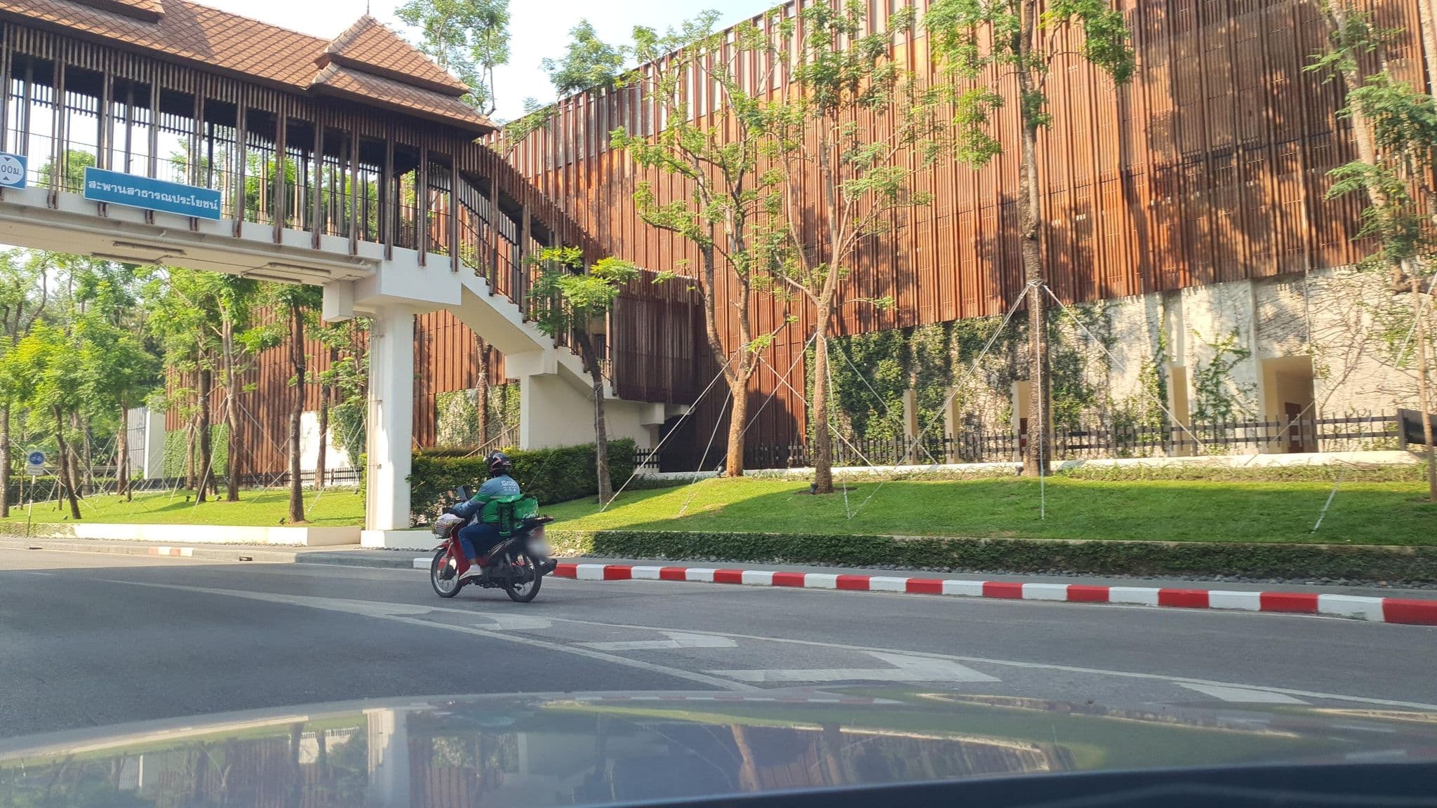 Street view near ไนน์ ดับเบิ้ลยู บูติคสตูดิโอ, Chiang Mai — © jrcarlsen (CC BY-SA · Mapillary)