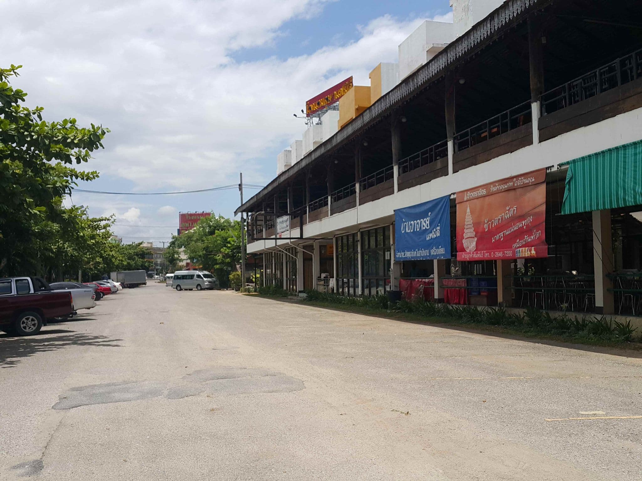 Street view near ห้องอาหาร โรงแรมแฟมิลี่, Chiang Mai — © jrcarlsen (CC BY-SA · Mapillary)