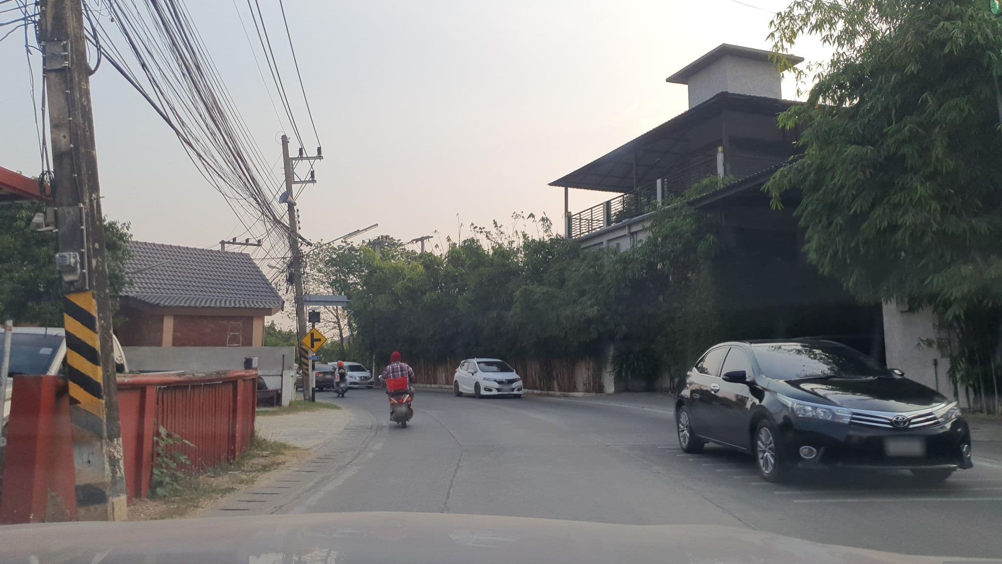 Street view near 88 Place Chiang Mai, Chiang Mai — © jrcarlsen (CC BY-SA · Mapillary)