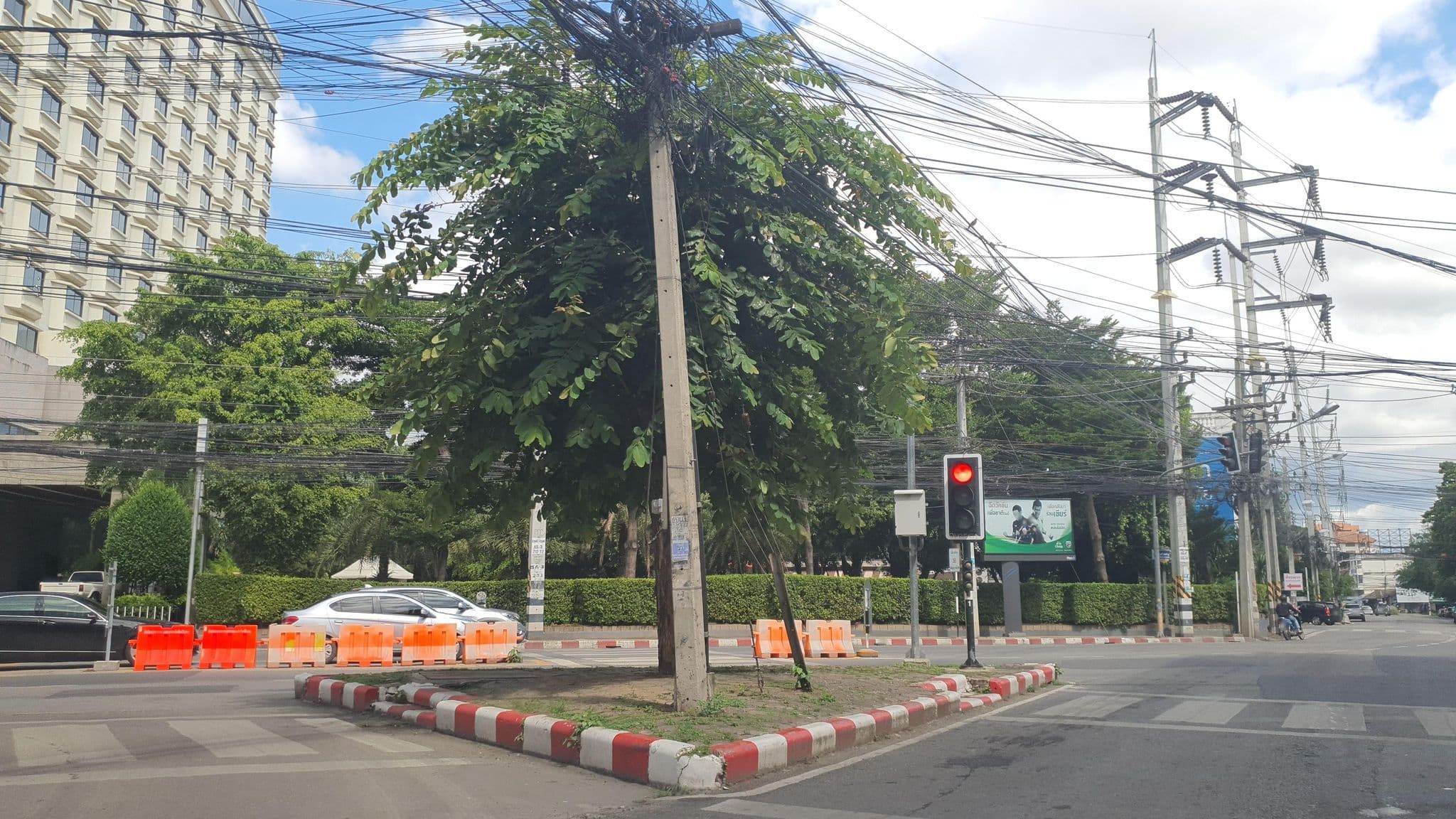 Street view near Buarawong Residence Chiang Mai, Chiang Mai — © jrcarlsen (CC BY-SA · Mapillary)