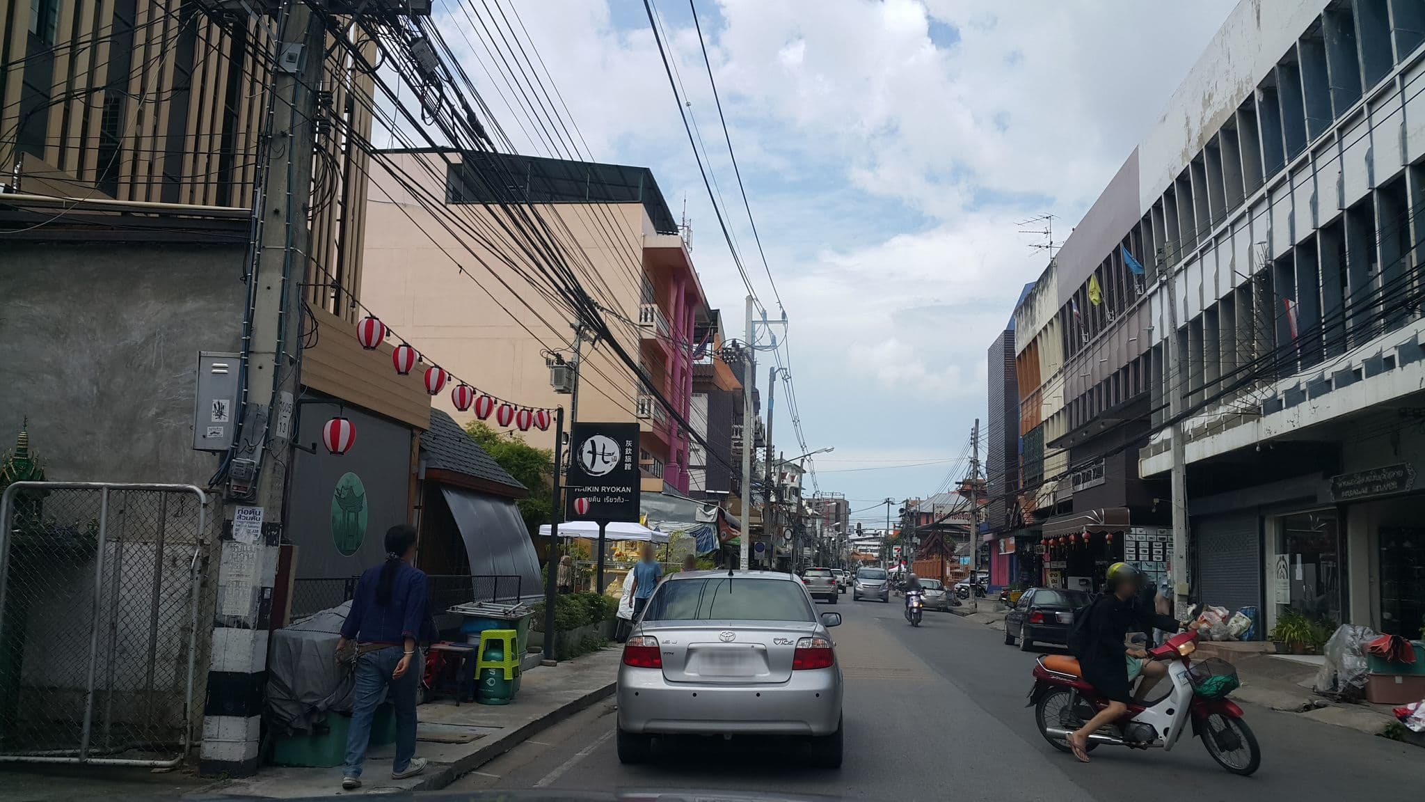 Street view near Haikin Ryokan (ฮายคิน เรียวกัง) 灰欽旅館, Chiang Mai — © jrcarlsen (CC BY-SA · Mapillary)