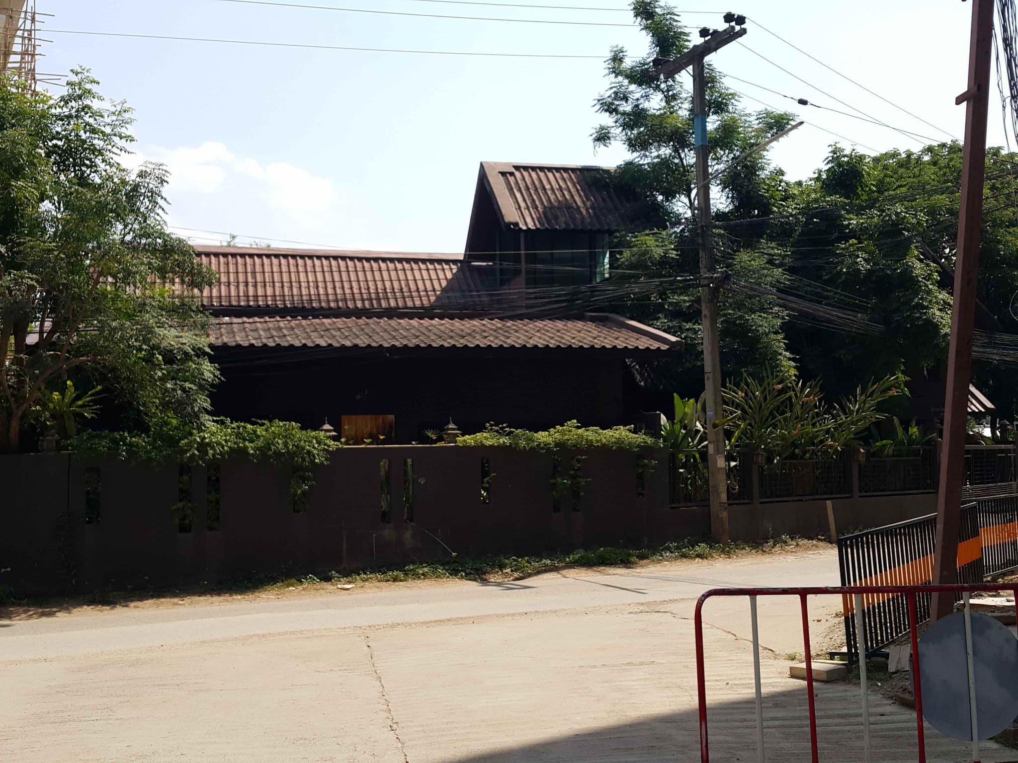 Street view near Brown House Gallery, Hang Dong — © jrcarlsen (CC BY-SA · Mapillary)