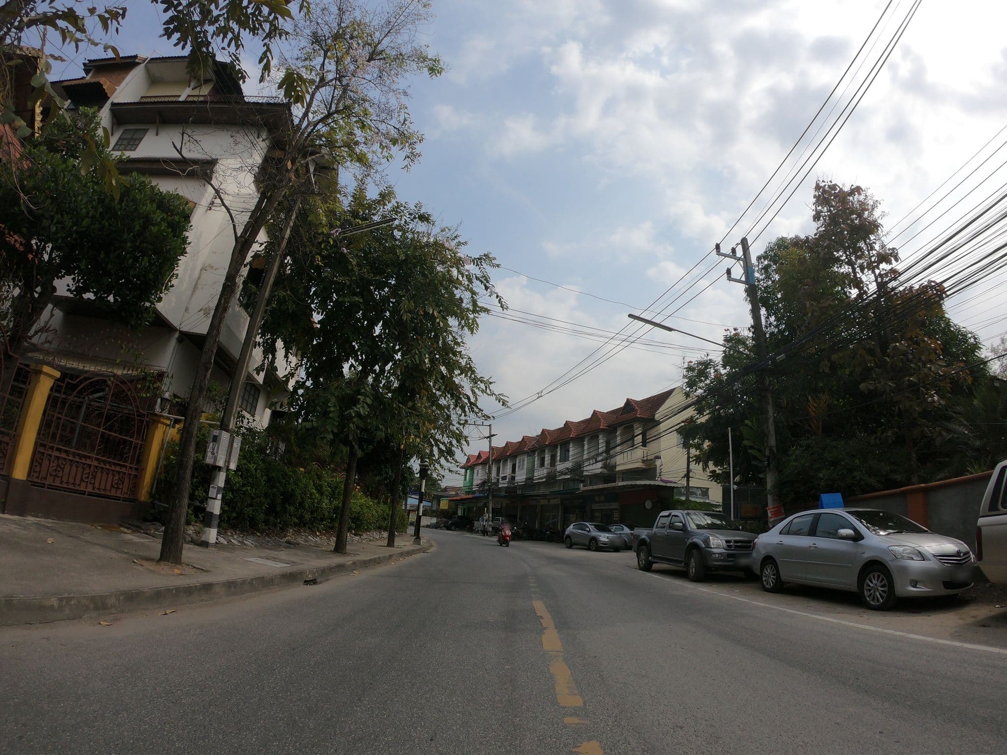 Street view near บ้านรัตนะ (Baan Ratana), Chiang Mai — © chanuwath_grab (CC BY-SA · Mapillary)