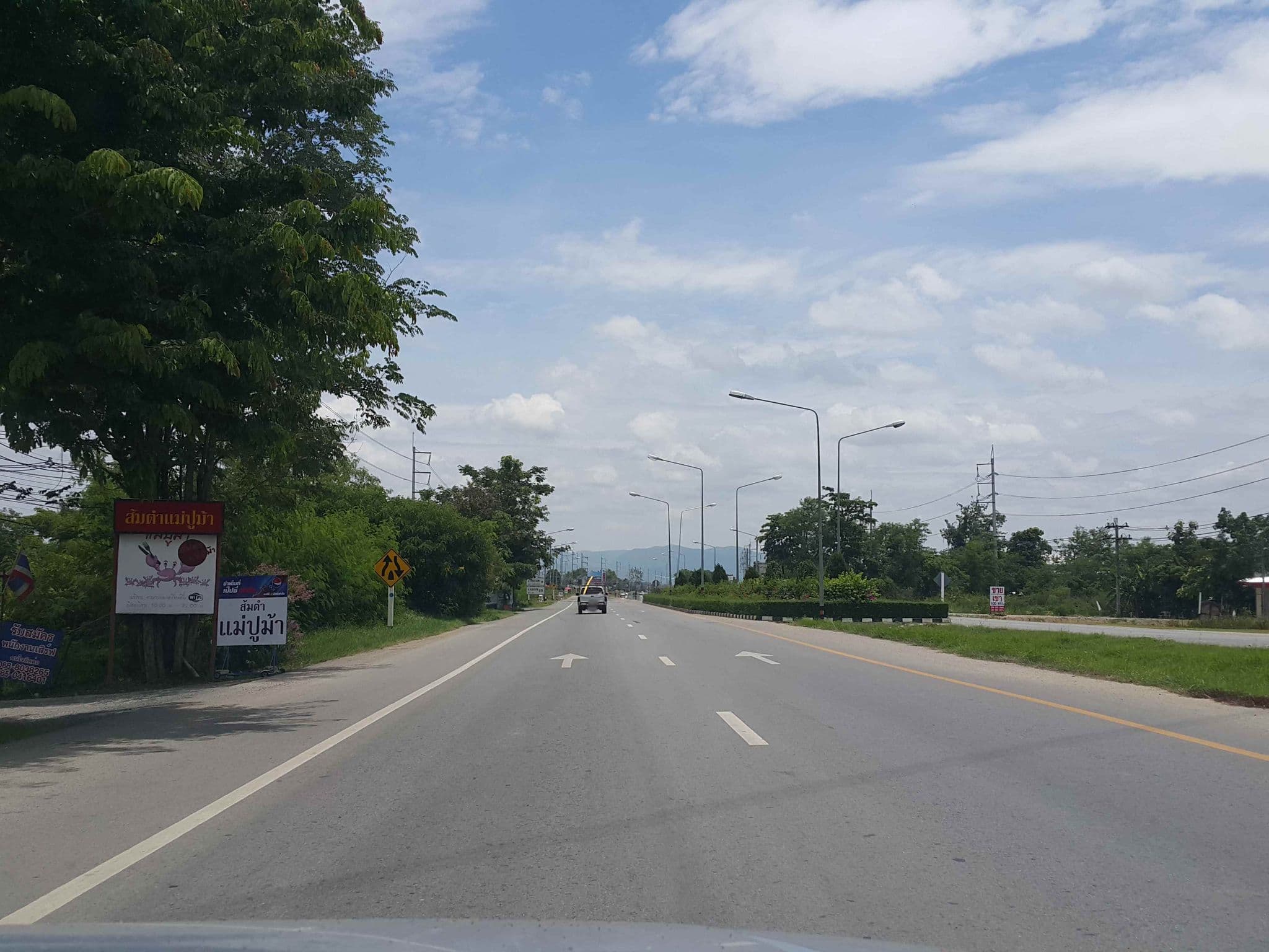 Street view near The Vet Boutique Hotel (โรงแรมเดอะเวท บูติค), San Kamphaeng — © jrcarlsen (CC BY-SA · Mapillary)