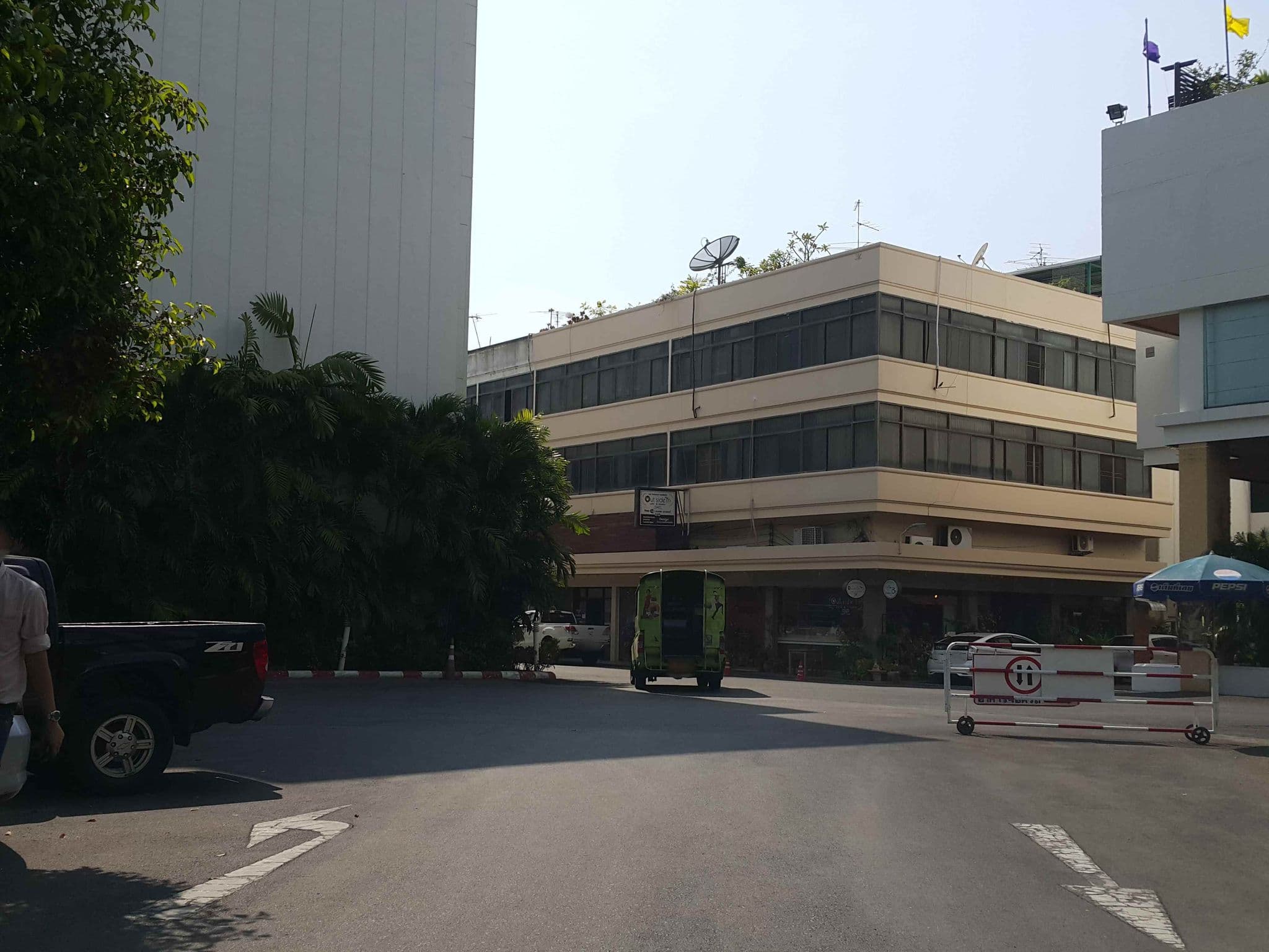 Street view near The Empress Hotel & Convention Centre, Chiang Mai — © jrcarlsen (CC BY-SA · Mapillary)