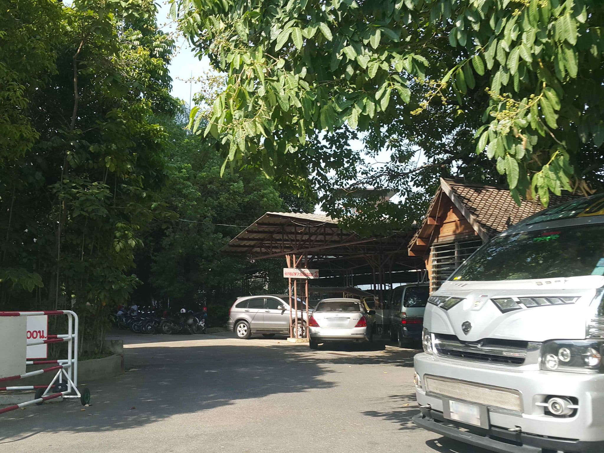 Street view near ศูนย์ประชุมนานาชาติดิเอ็มเพรส (The Empress International Convention Center), Chiang Mai — © jrcarlsen (CC BY-SA · Mapillary)