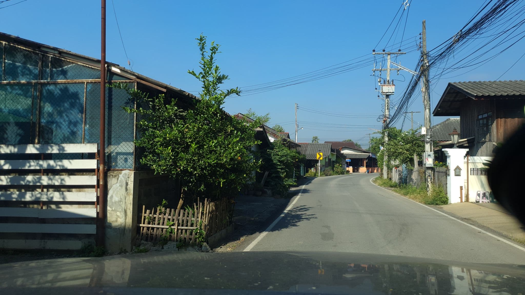 Street view near Knothingz Luxury Resort And Spa, San Kamphaeng — © jrcarlsen (CC BY-SA · Mapillary)