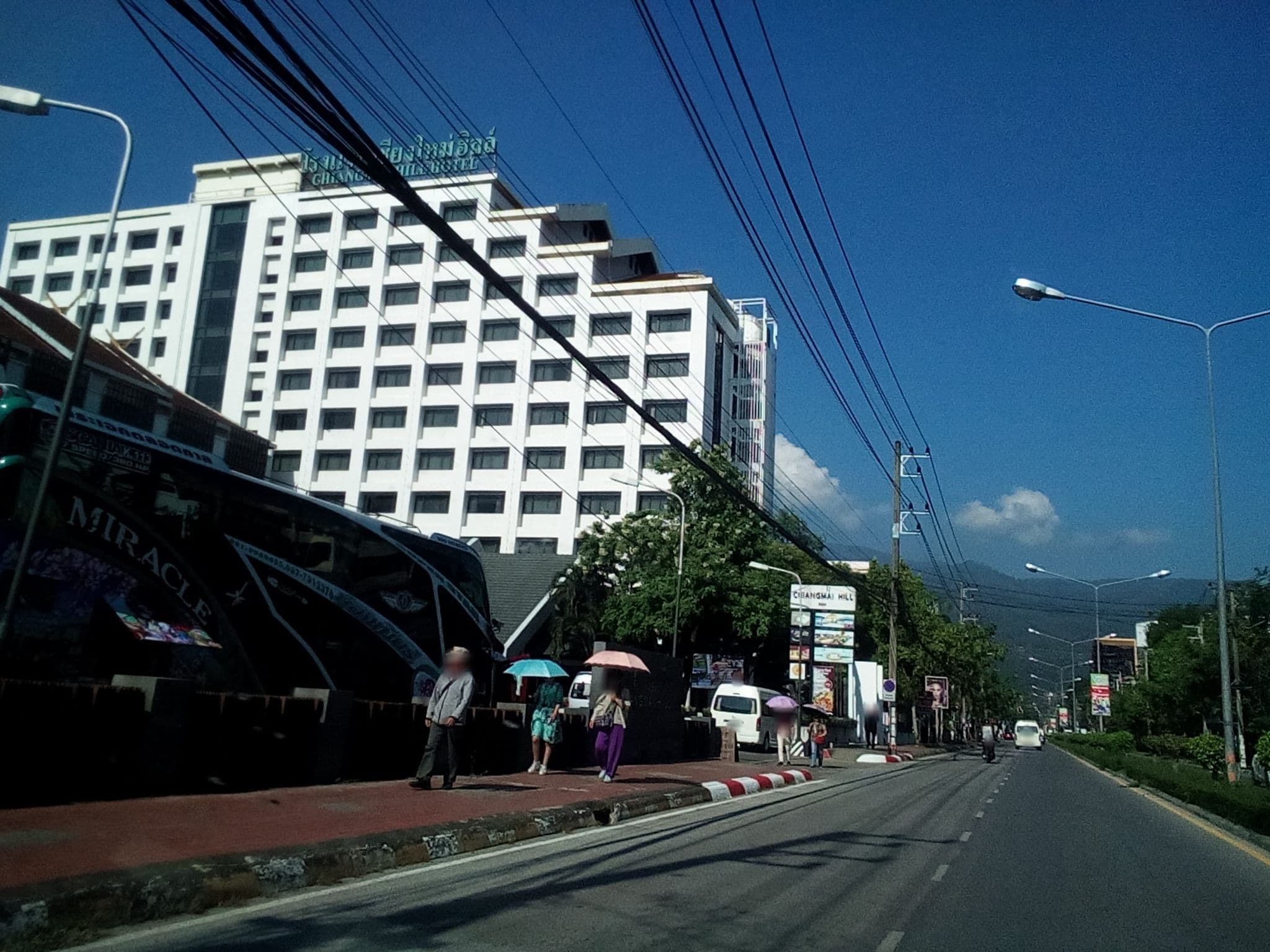 Street view near Chiangmai Hill 2000 Hotel (โรงแรมเชียงใหม่ฮิลส์ 2000), Chiang Mai — © kyoko (CC BY-SA · Mapillary)