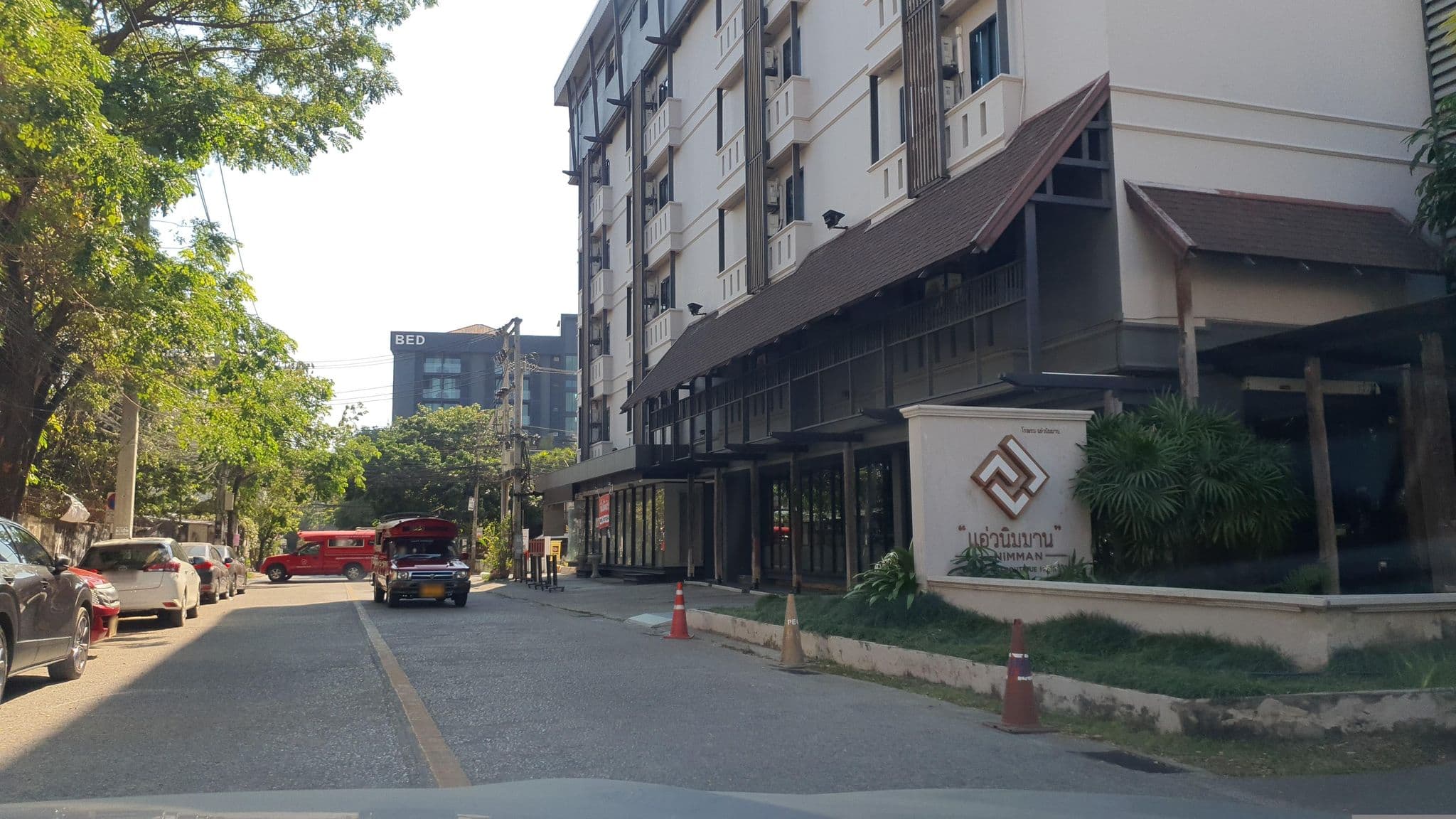 Street view near Chiang mai Flora Hotel นิมมานเหมินท์17, Chiang Mai — © jrcarlsen (CC BY-SA · Mapillary)