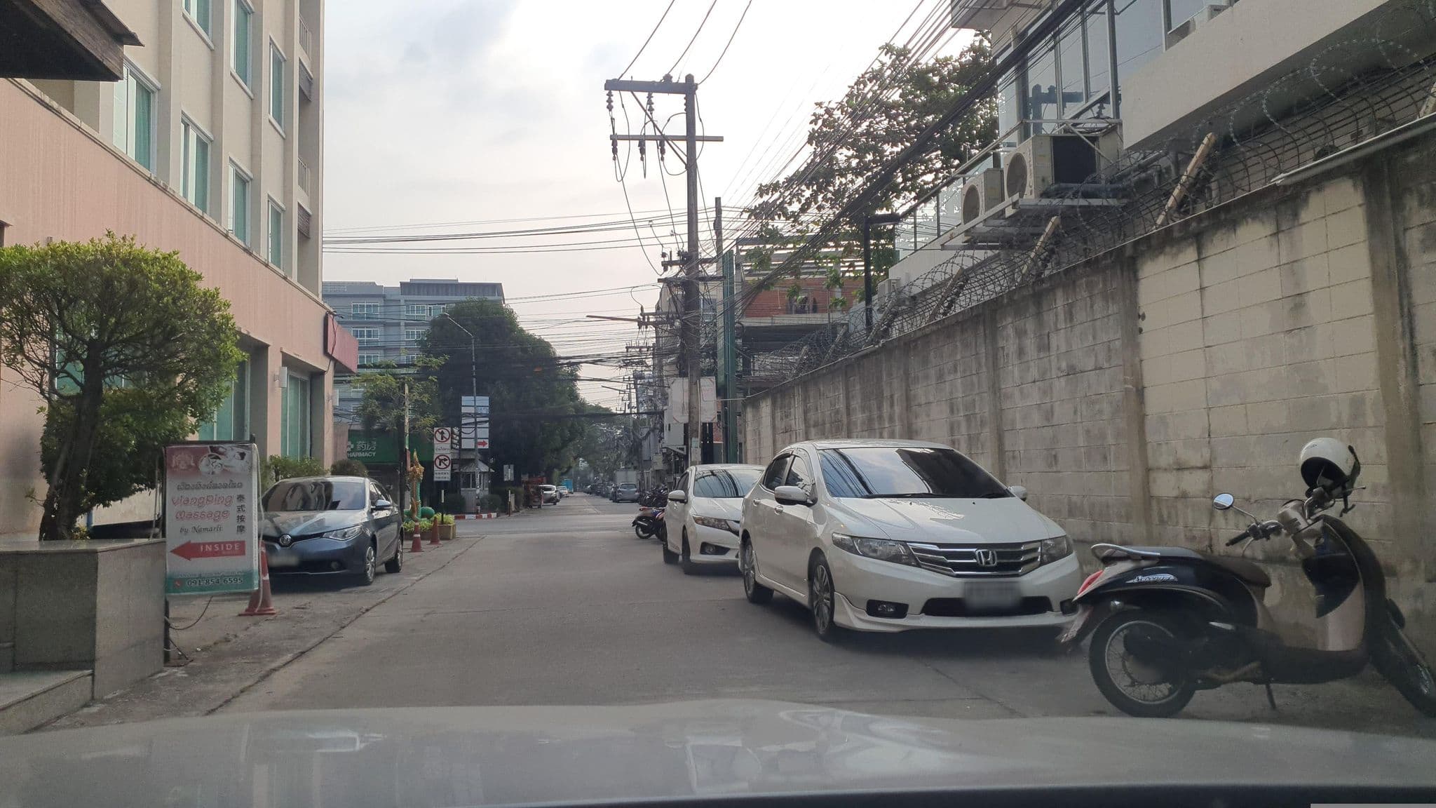 Street view near Nimman Mitrtown, Chiang Mai — © jrcarlsen (CC BY-SA · Mapillary)