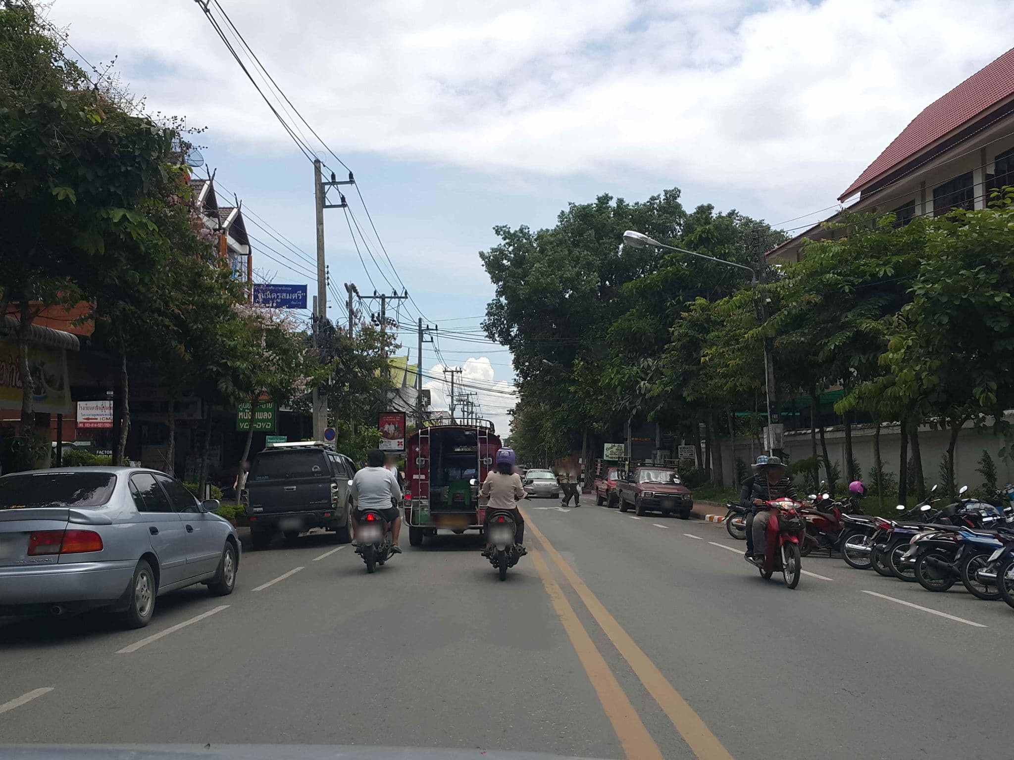 Street view near Manon sleep-eat-drink บ้านมานอน, Chiang Mai — © jrcarlsen (CC BY-SA · Mapillary)