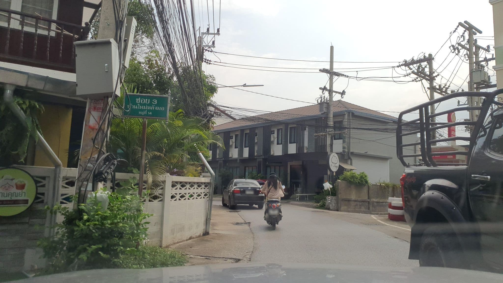 Street view near Backpacker House, Chiang Mai — © jrcarlsen (CC BY-SA · Mapillary)