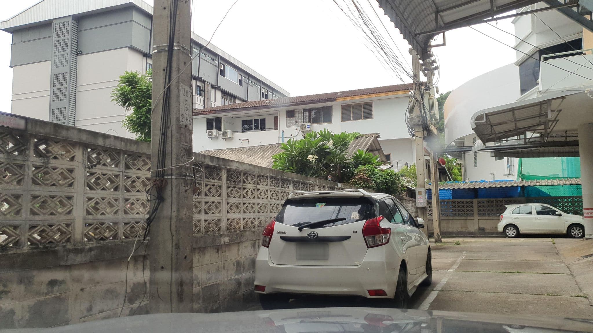Street view near Baanmek Hostel, Chiang Mai — © jrcarlsen (CC BY-SA · Mapillary)
