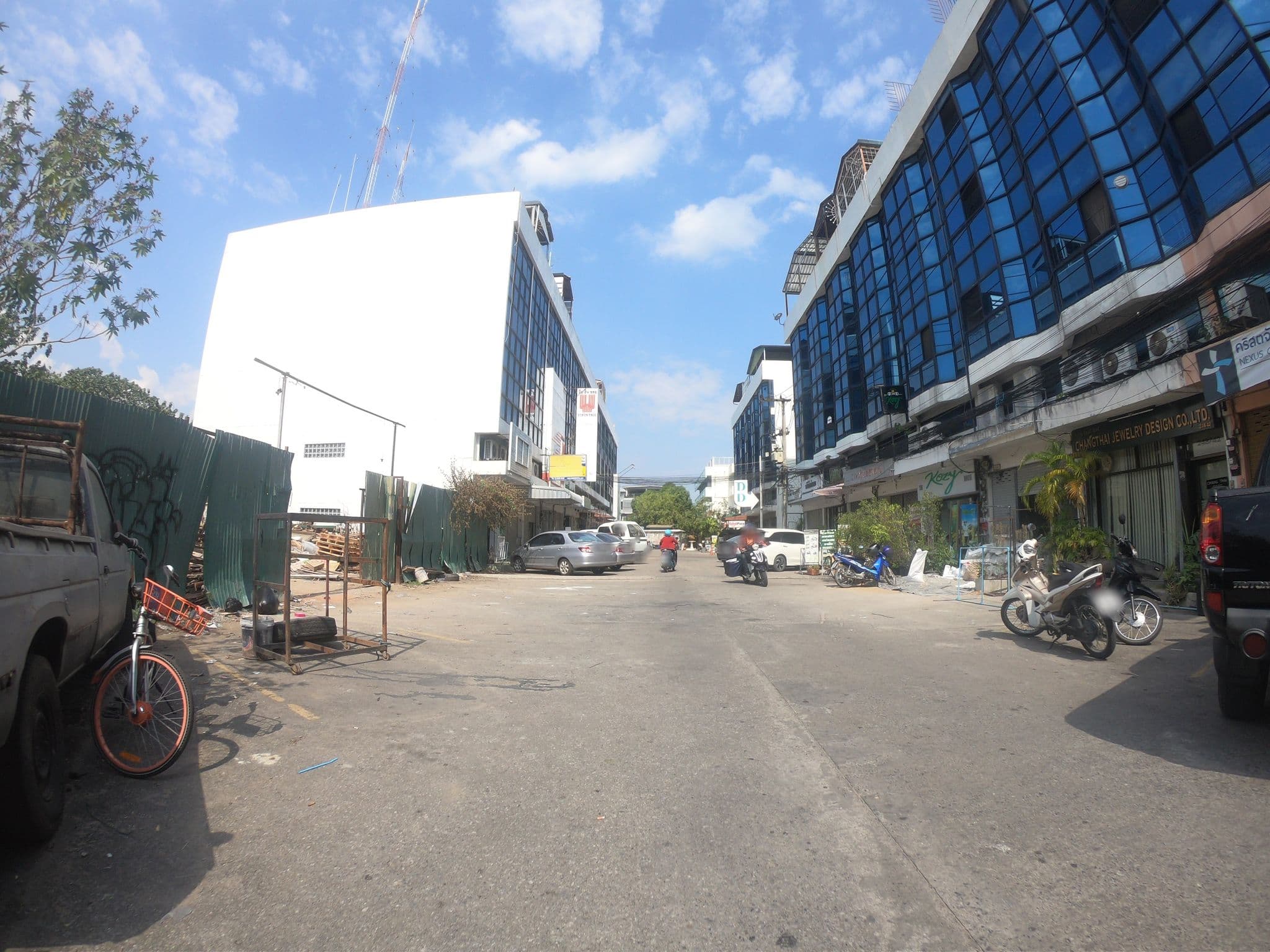 Street view near Dee Marc, Chiang Mai — © chanuwath_grab (CC BY-SA · Mapillary)