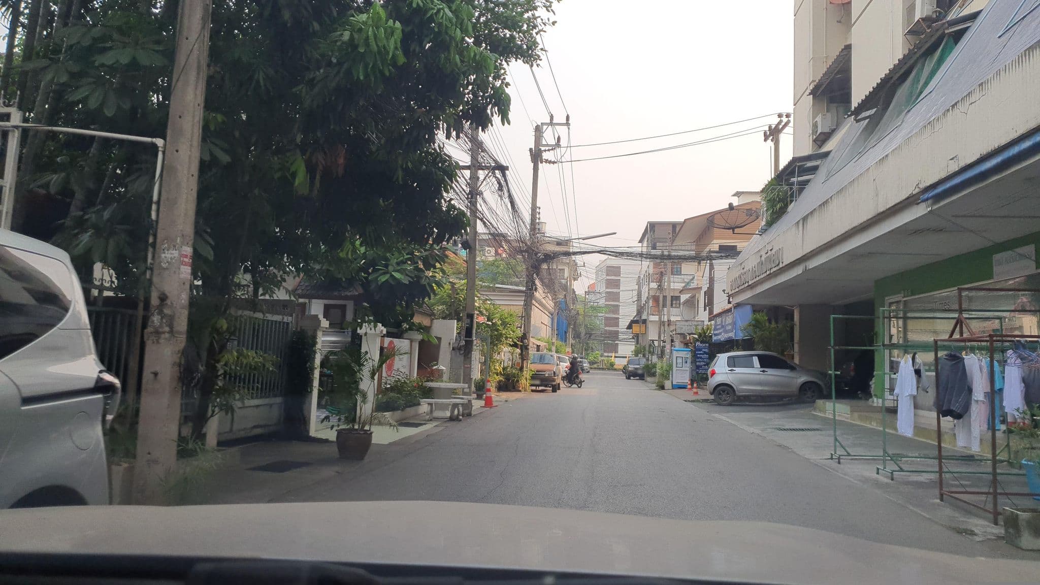 Street view near SlowHouse, Chiang Mai — © jrcarlsen (CC BY-SA · Mapillary)
