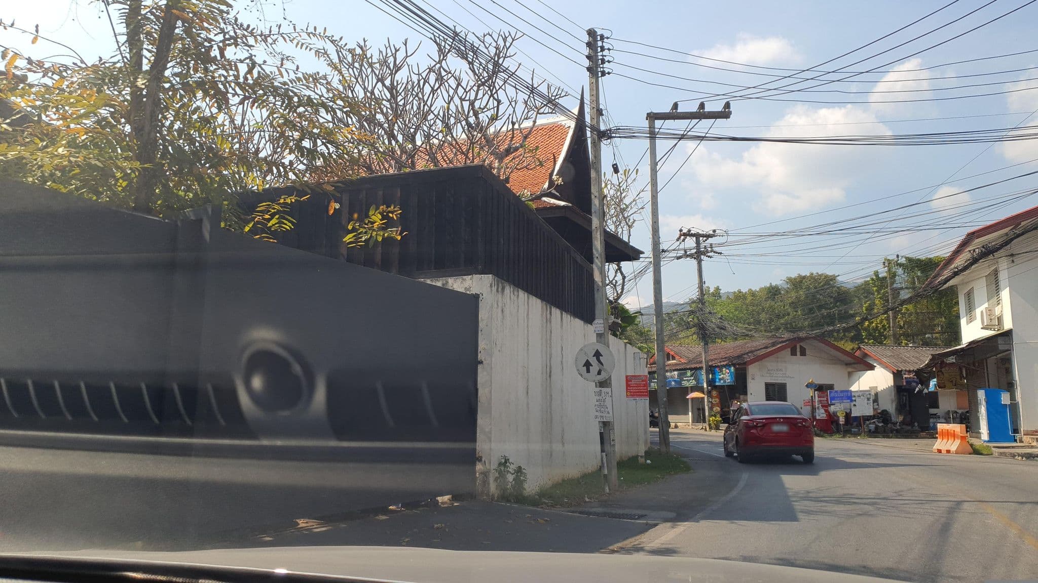 Street view near Villa Mahabhirom, Chiang Mai — © jrcarlsen (CC BY-SA · Mapillary)