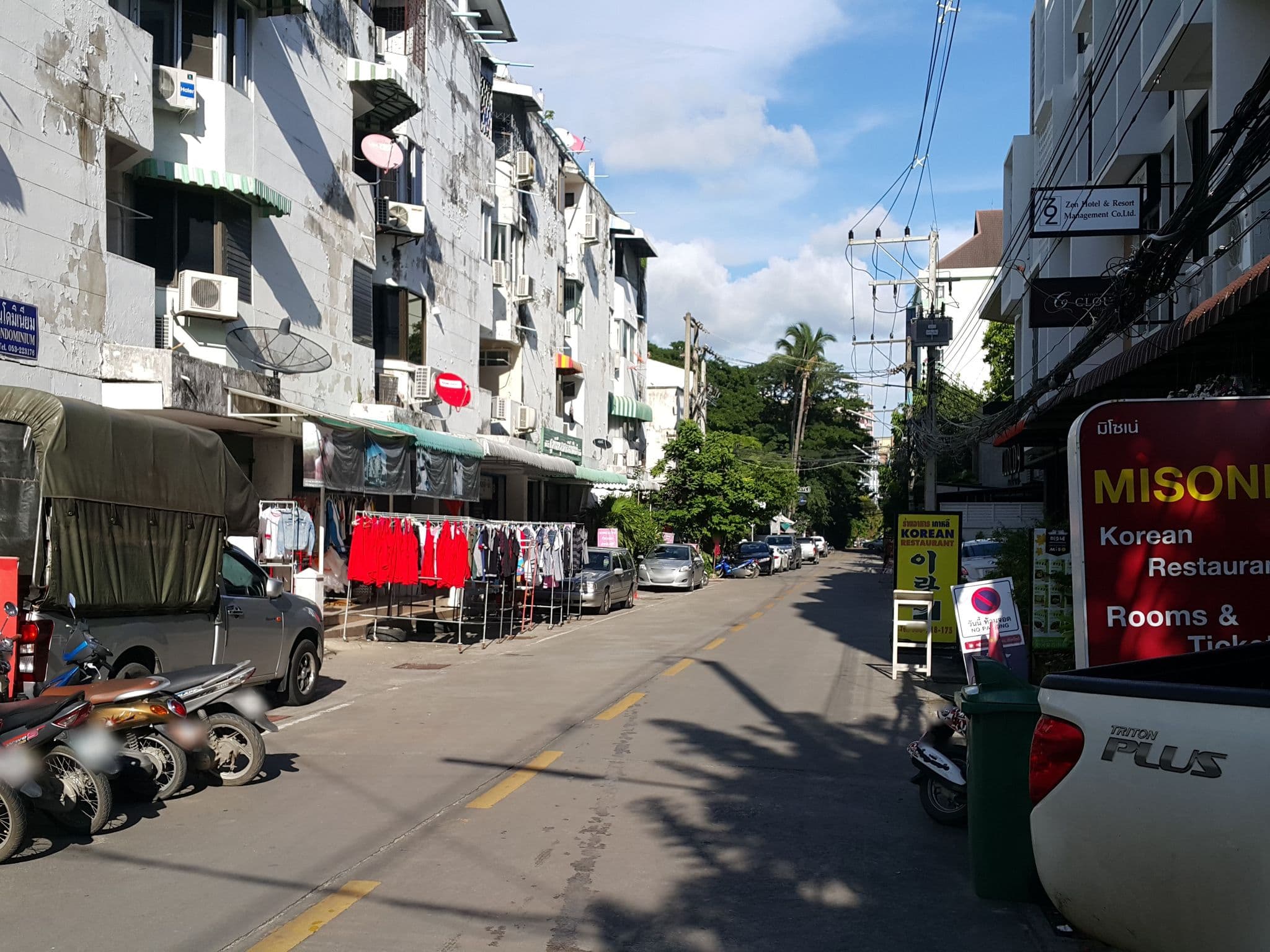 Street view near X2 Nimman, Chiang Mai — © jrcarlsen (CC BY-SA · Mapillary)