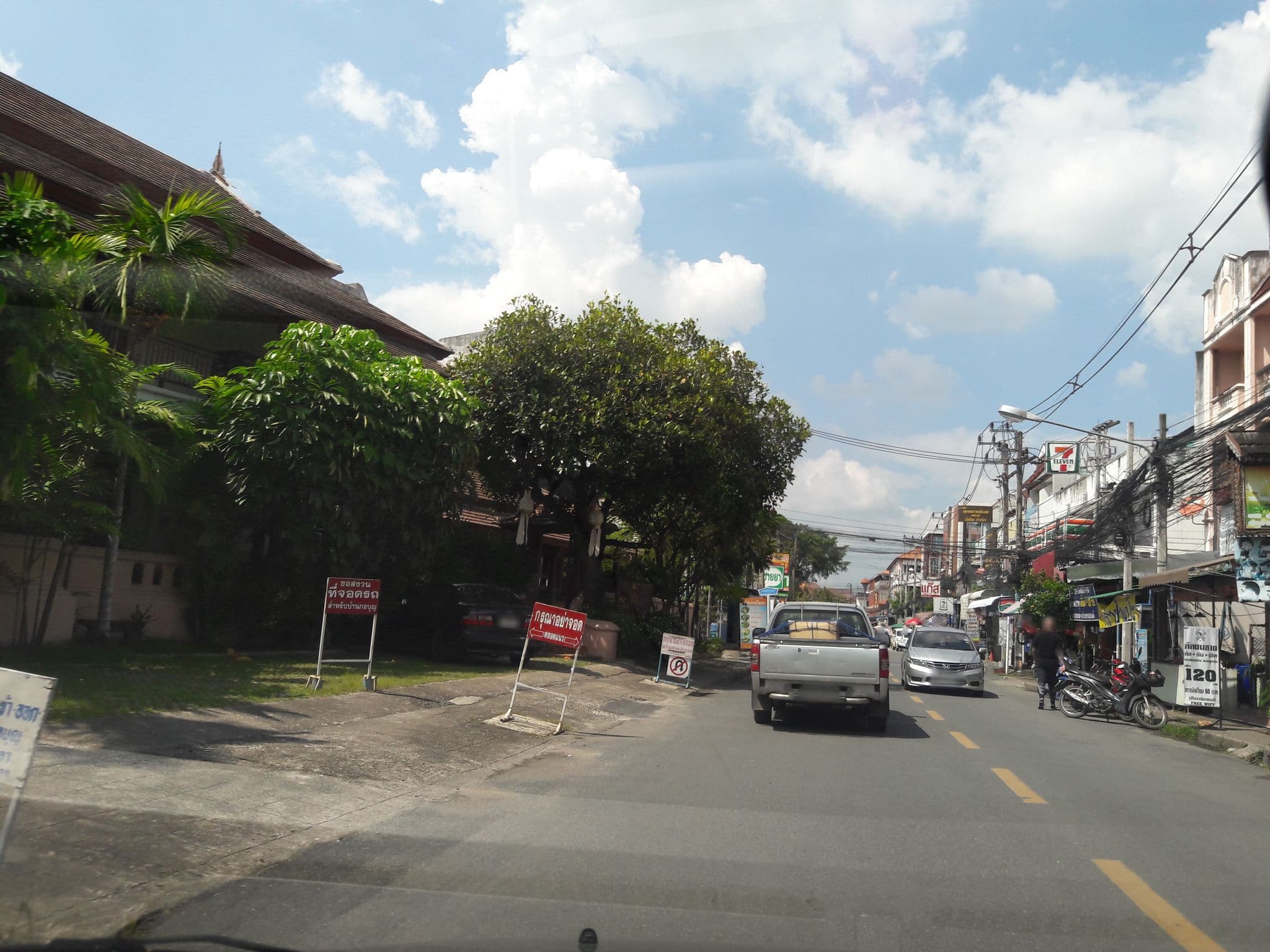 Street view near บ้านกอบุญ, Chiang Mai — © superbate (CC BY-SA · Mapillary)