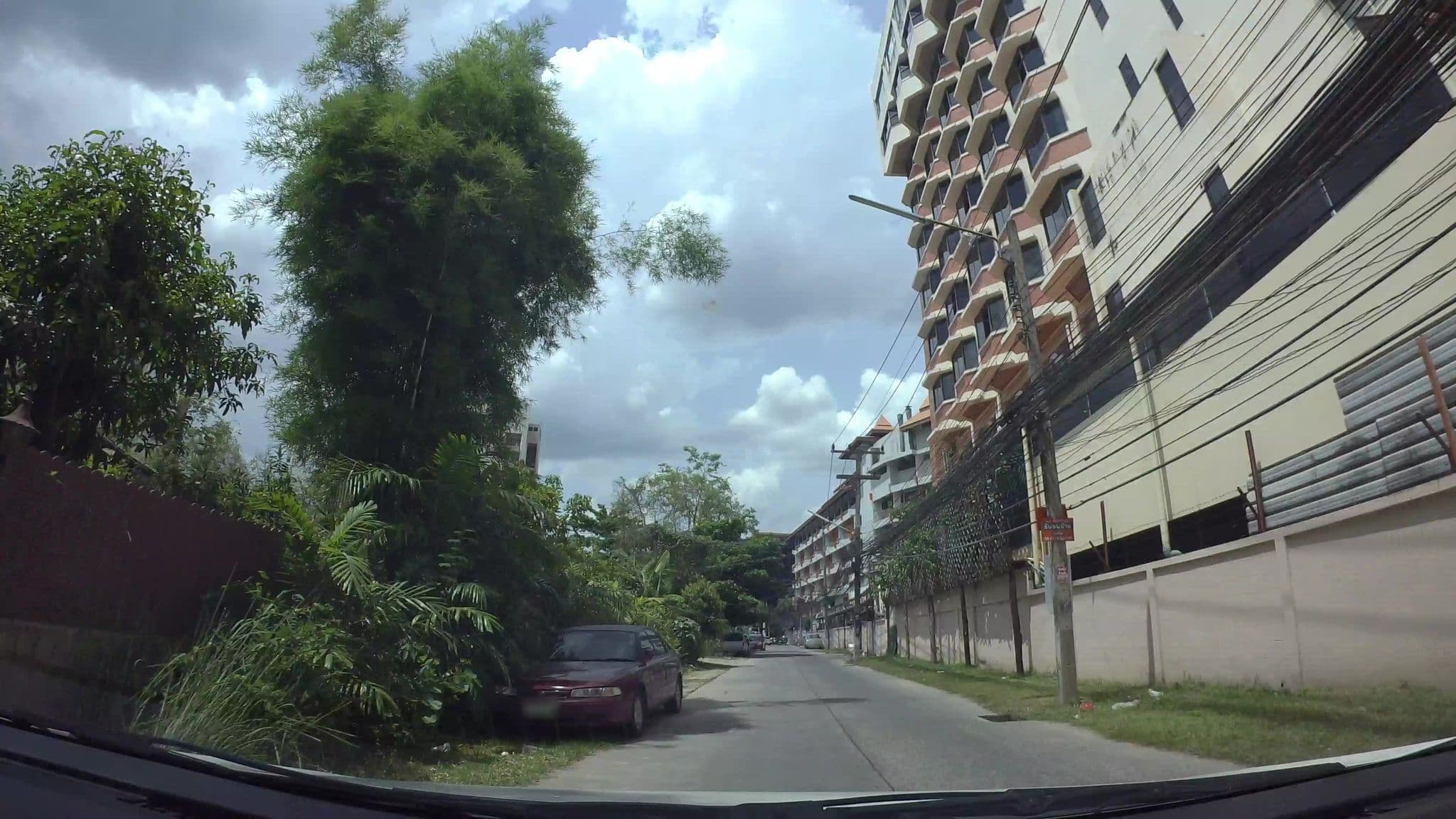 Street view near ห้องอาหารสุรีย์รัตน์ รร.เชียงใหม่ภูคำ, Chiang Mai — © kaart_3 (CC BY-SA · Mapillary)