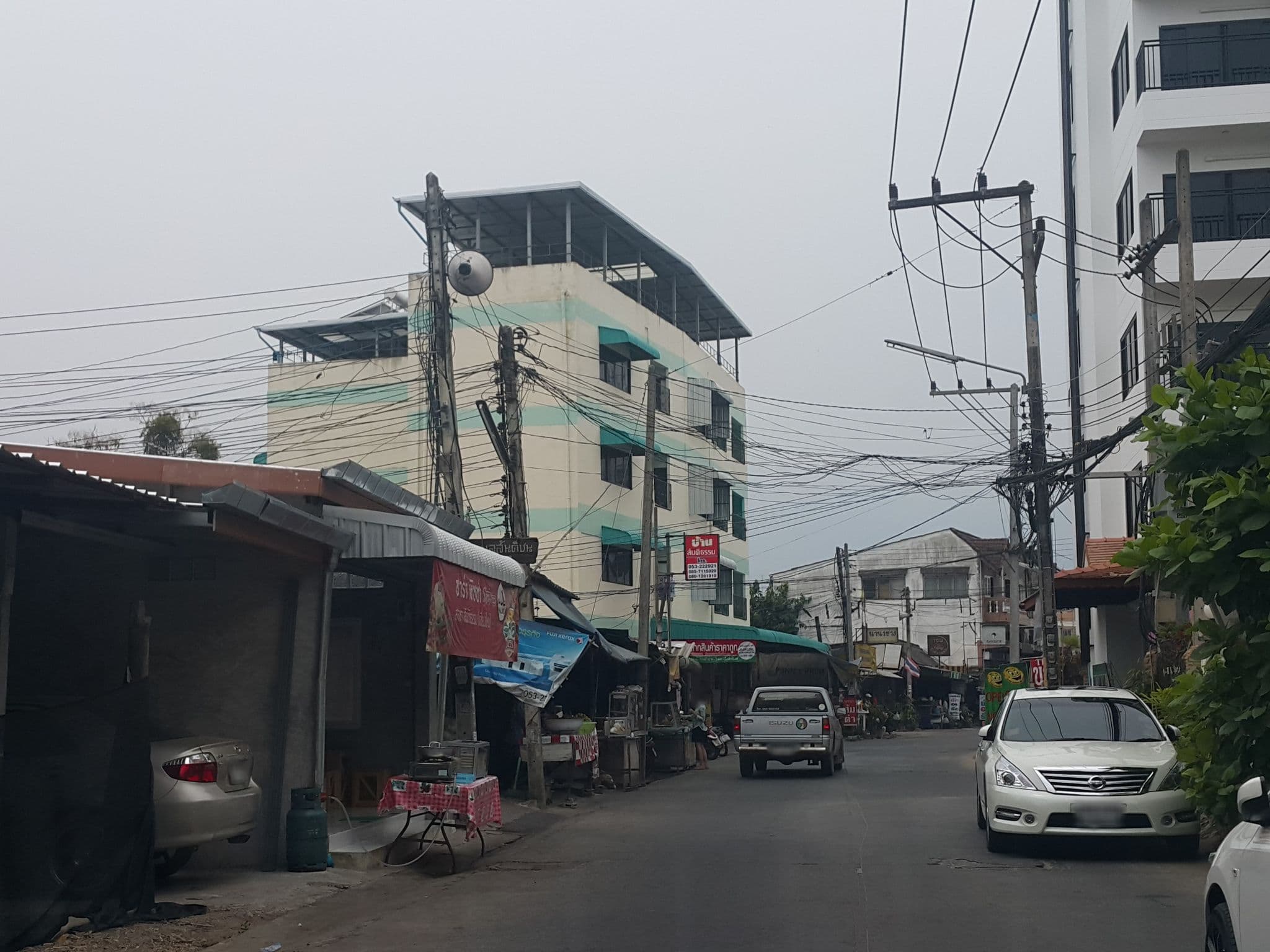 Street view near บ้านสันติธรรม (Ban Santitham Apartment) ที่พักรายวัน-รายเดือน, Chiang Mai — © jrcarlsen (CC BY-SA · Mapillary)