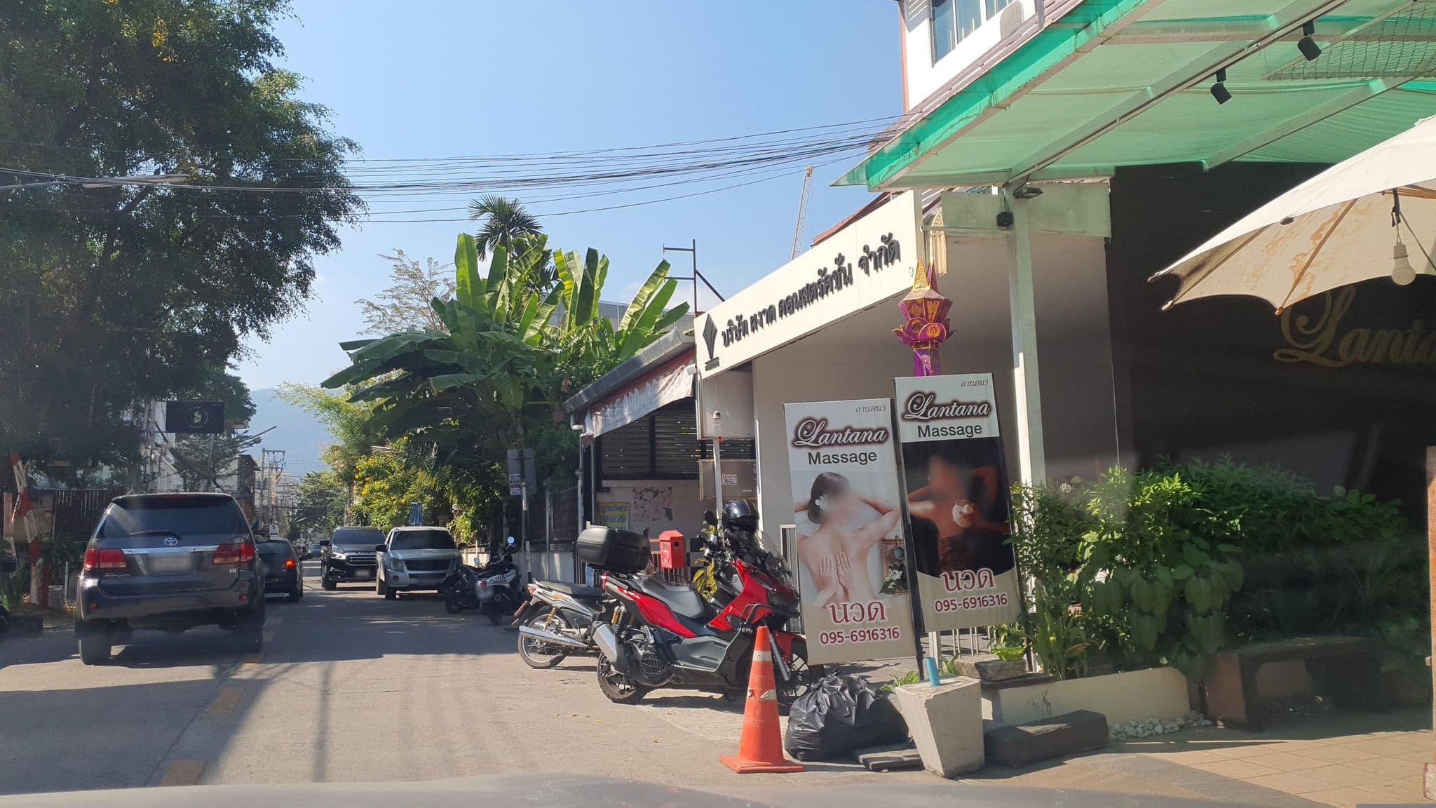 Street view near Meet Hostel & Meet No Meat Cafe, Chiang Mai — © jrcarlsen (CC BY-SA · Mapillary)