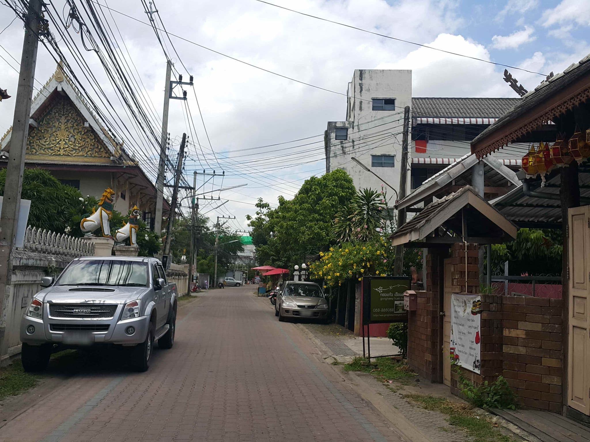 Street view near 20lounge, Chiang Mai — © jrcarlsen (CC BY-SA · Mapillary)