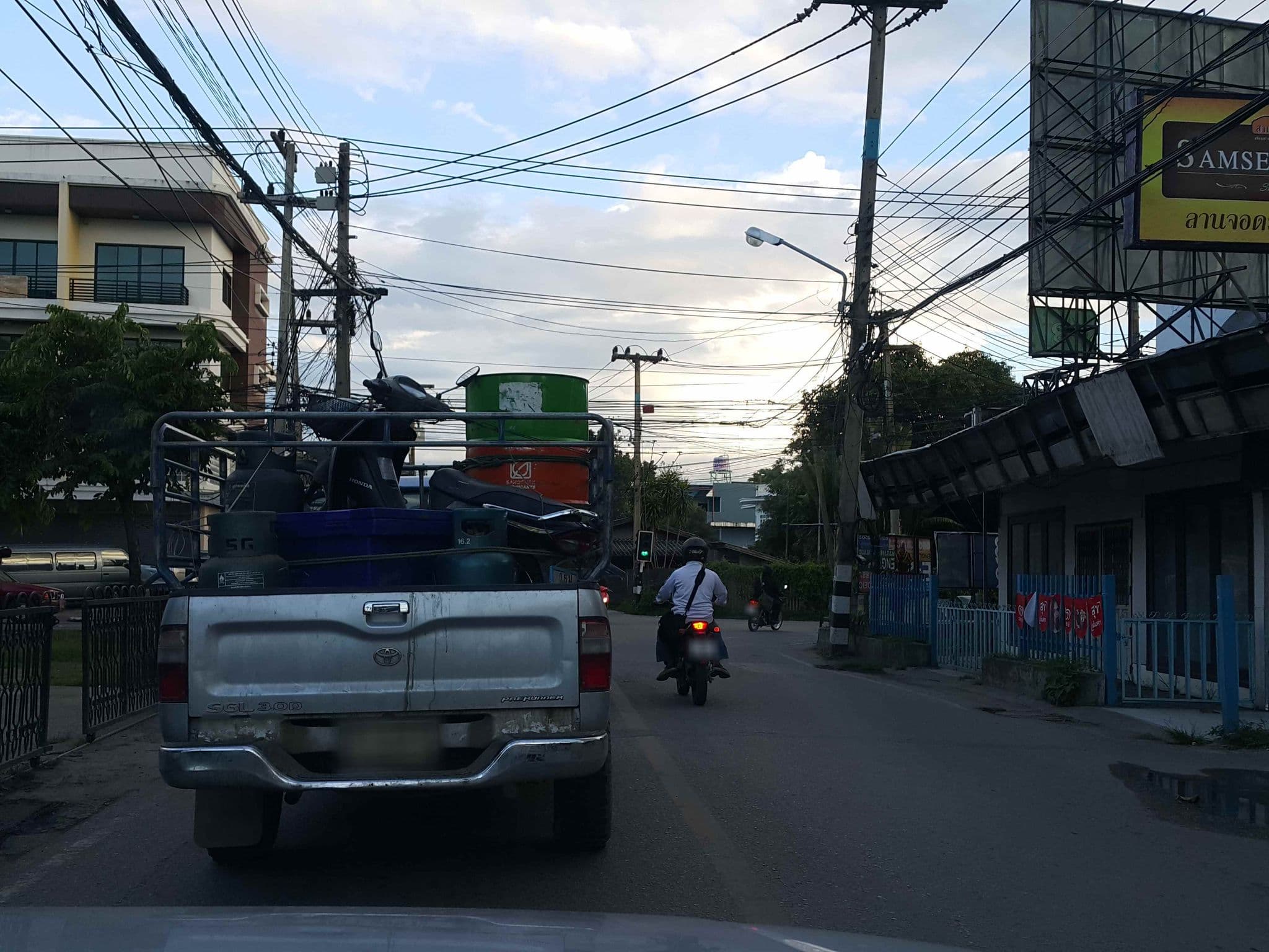 Street view near Baan Klang Wiang, Chiang Mai — © jrcarlsen (CC BY-SA · Mapillary)