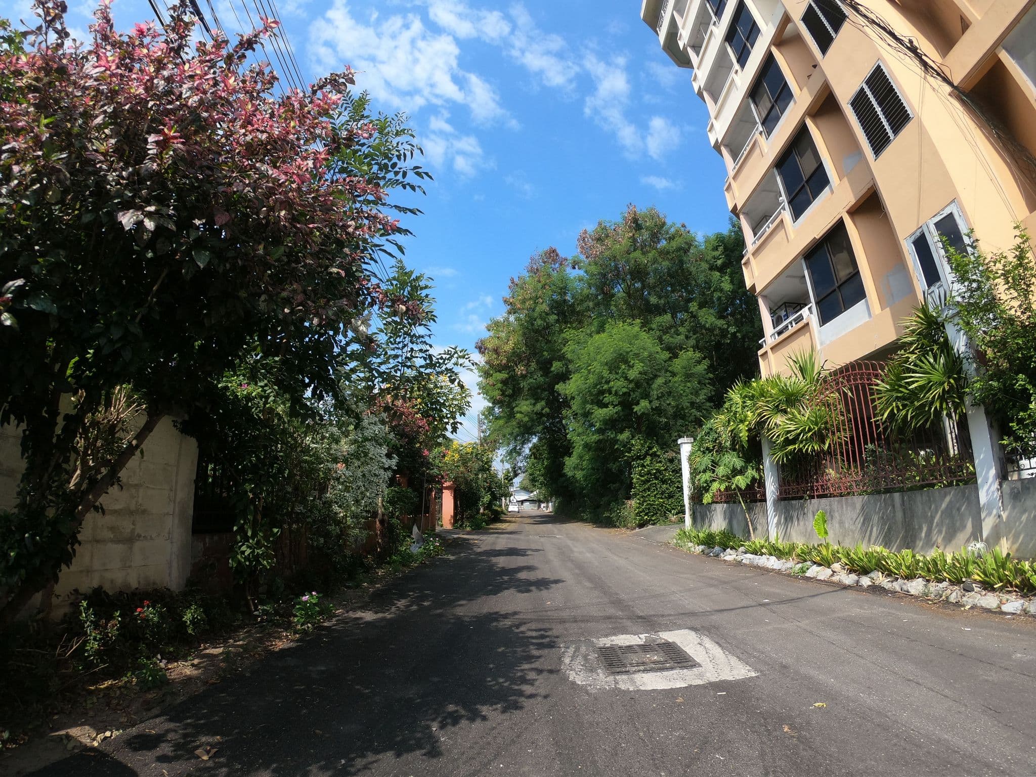 Street view near Silversand Condominium, Chiang Mai — © chanuwath_grab (CC BY-SA · Mapillary)
