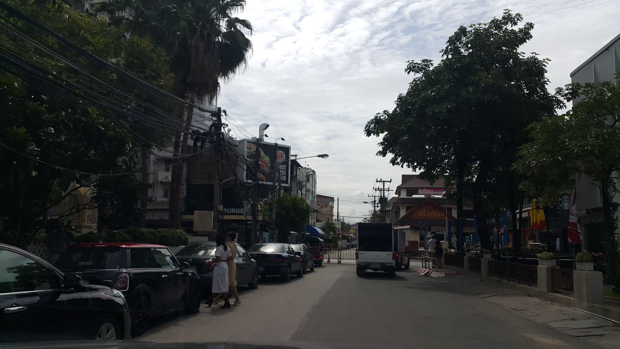 Street view near ローヤル ランナー ホテル, Chiang Mai — © jrcarlsen (CC BY-SA · Mapillary)