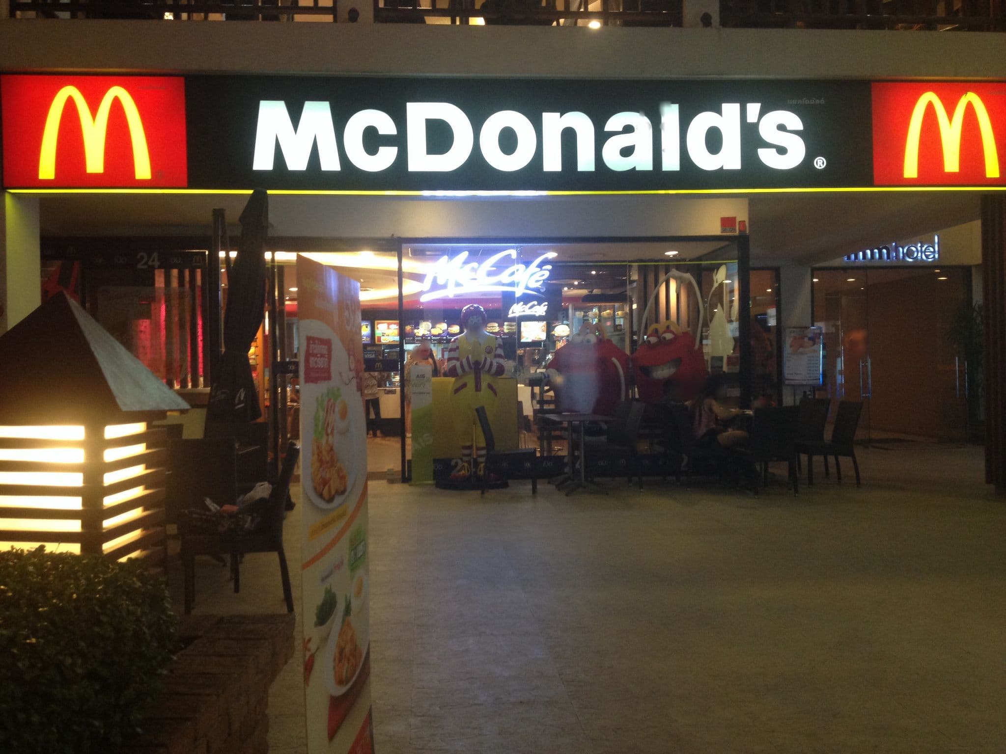 Street view near Imm Hotel Thaphae, Chiang Mai — © jimwatana (CC BY-SA · Mapillary)