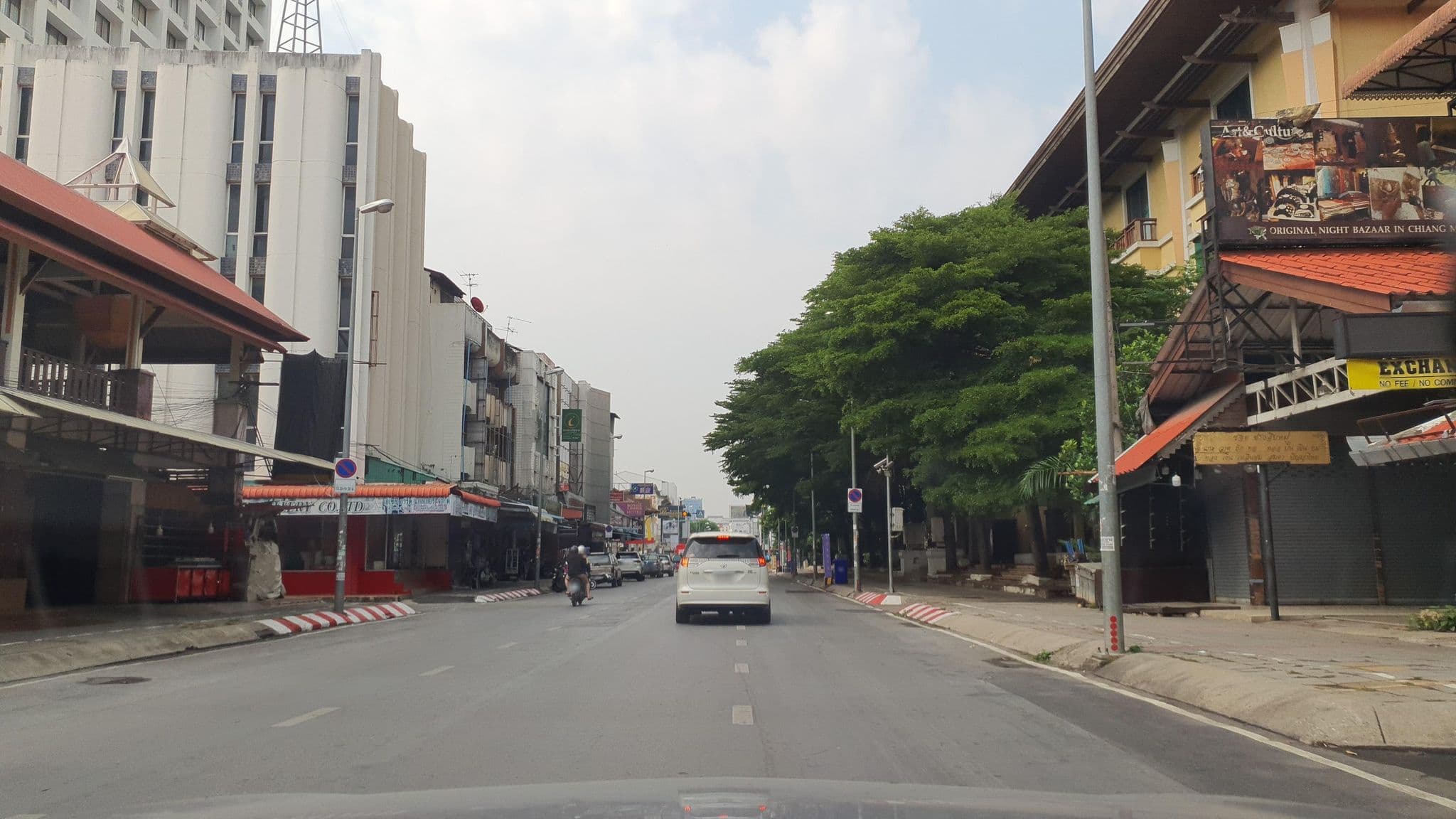 Street view near ไนท์บาซาร์เพลส, Chiang Mai — © jrcarlsen (CC BY-SA · Mapillary)