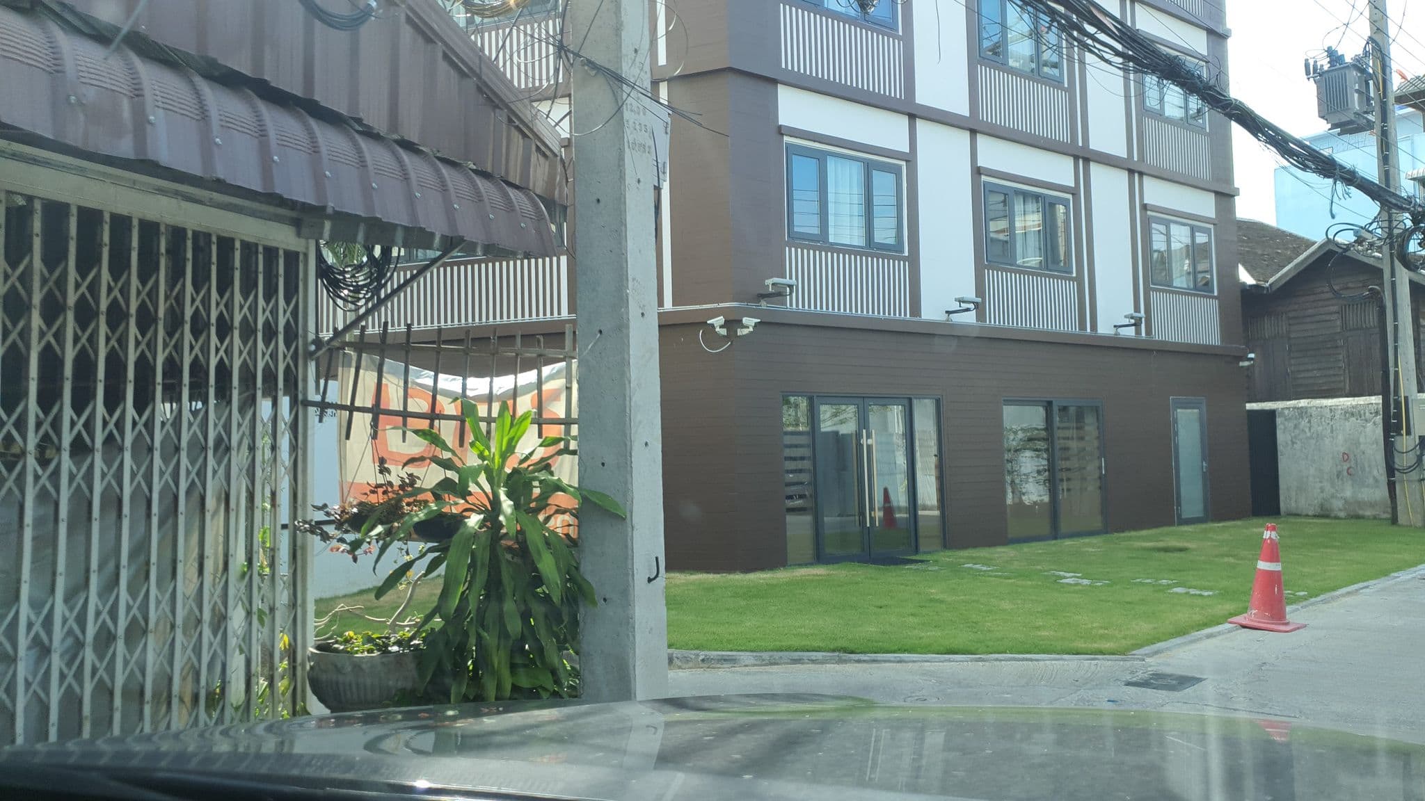 Street view near Thapae Twins Hotel, Chiang Mai — © jrcarlsen (CC BY-SA · Mapillary)
